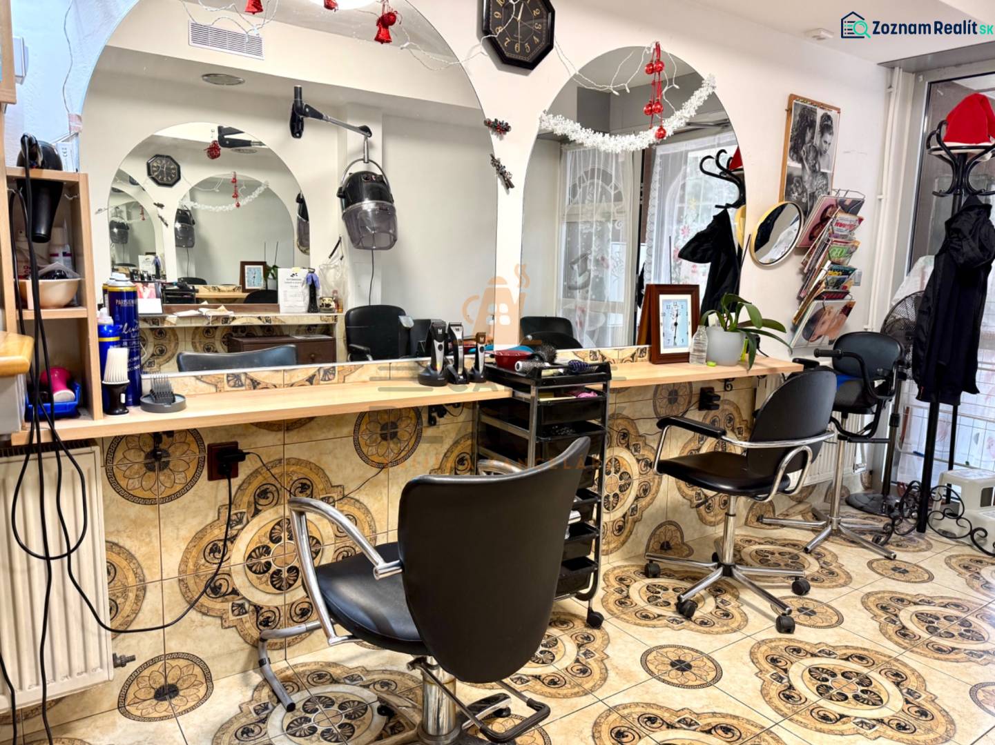 Na prenájom zdieľaný priestor, Kaderníctvo, Ružinov, Spustníkova ulica - Interiér kaderníckeho salónu s dekoratívnou dlažbou a zrkadlami, obchodné priestory.
