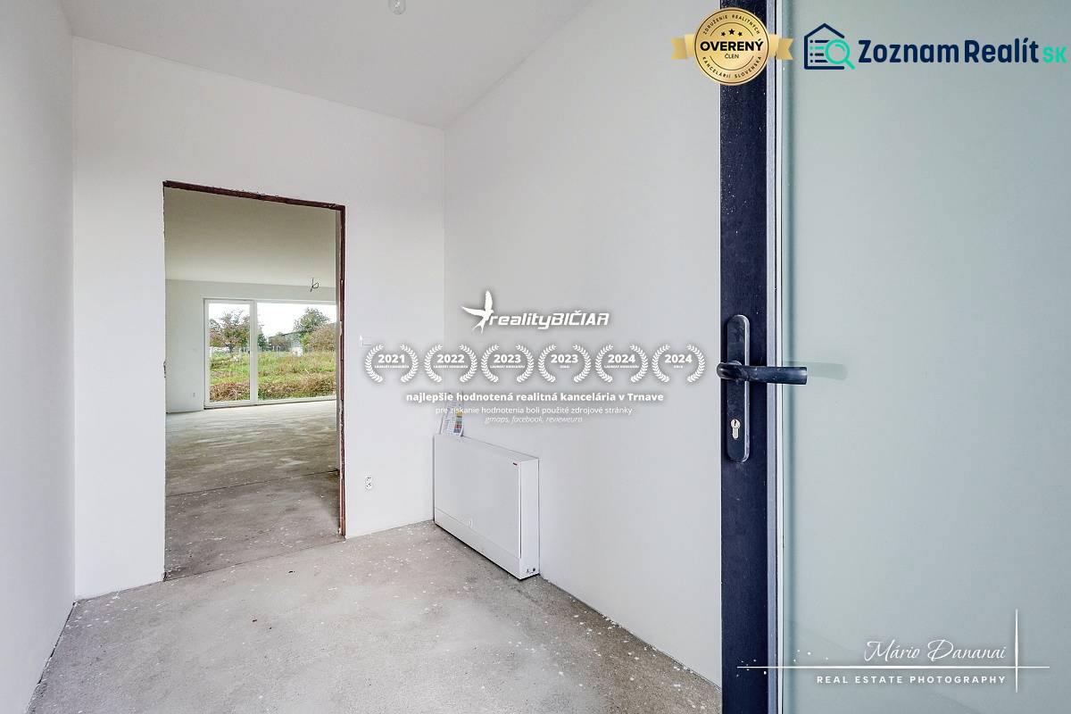 Novostavba 4-izbového rodinného domu v obci Slov.Nová Ves - Interiér rodinného domu s presvetlenou miestnosťou a výhľadom na záhradu.