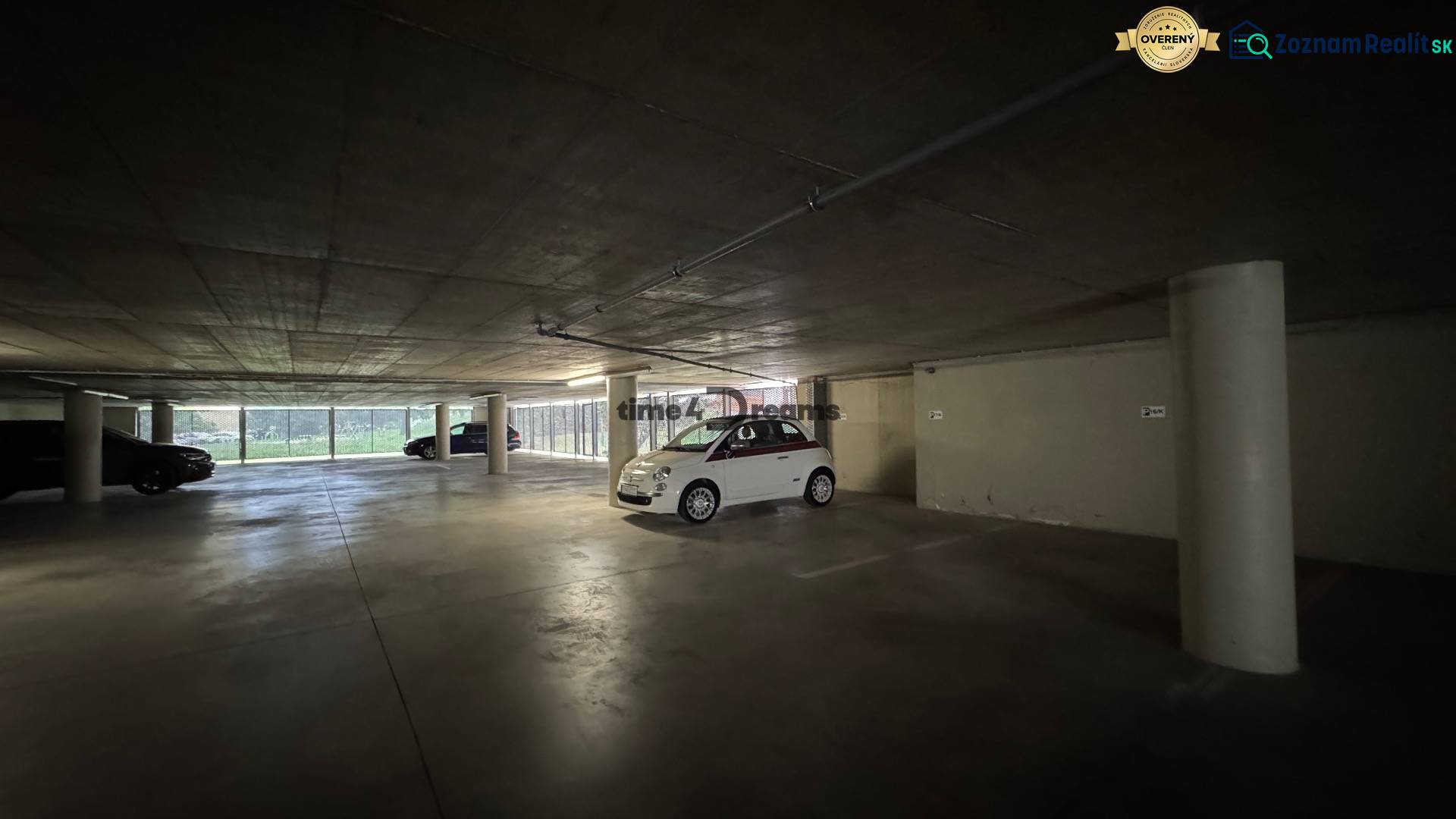 NA PRENÁJOM garážove státie v centre mesta Nitra - Parkovisko s autami a betónovým stropom vnútri Garáží na Hollého ulici v Nitre.
