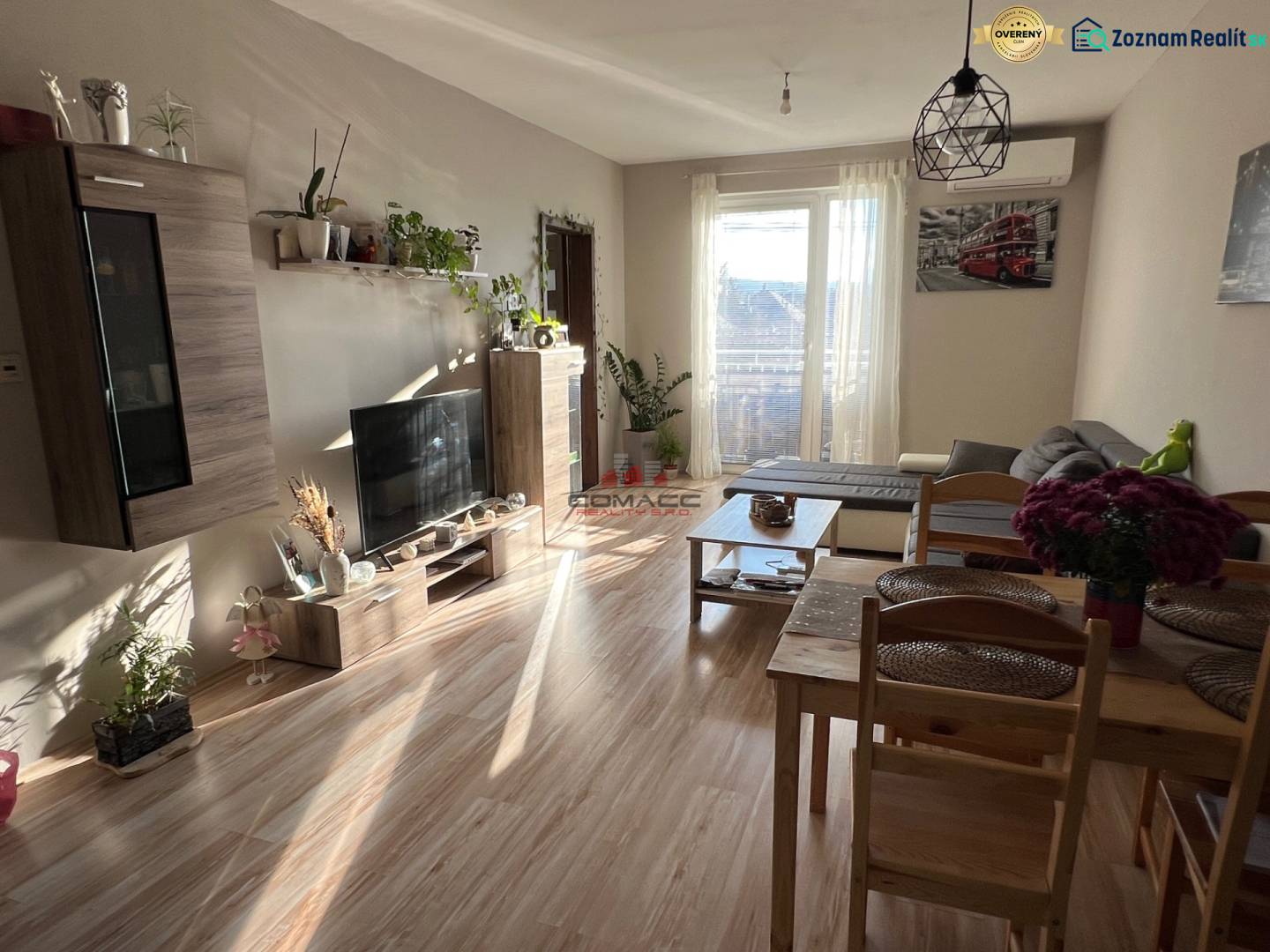 2iz byt v novostavbe Hlohovec Zľava!!! - Obývacia izba v 2-izbovom byte s podlahou s dreveným dekorom a pohodlným sedením.