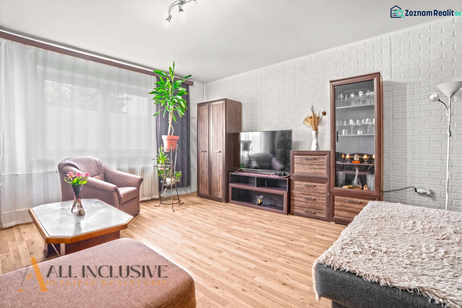 NA PREDAJ 6-IZBOVÝ RD S VEĽKÝM POZOMKOM, DOLNÝ ŠTÁL - Obývacia izba v rodinnom dome s podlahou s dreveným dekorom a pohodlným nábytkom.