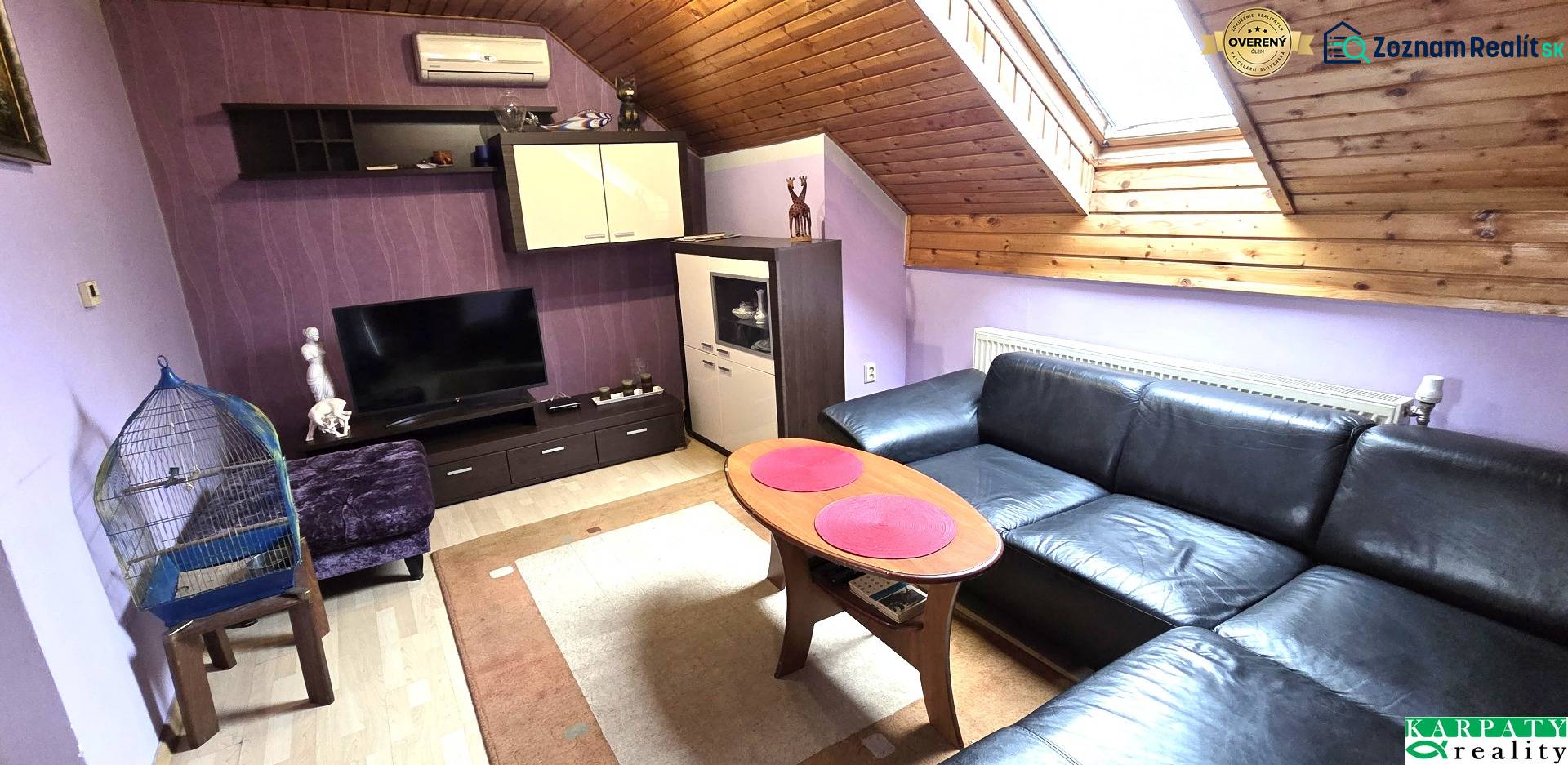 Na predaj 2 rodinné domy vhodné na bývanie i podnikanie, Trnava! - Obývačka v podkroví so sedačkou, klietkou pre vtáka a televízorom.