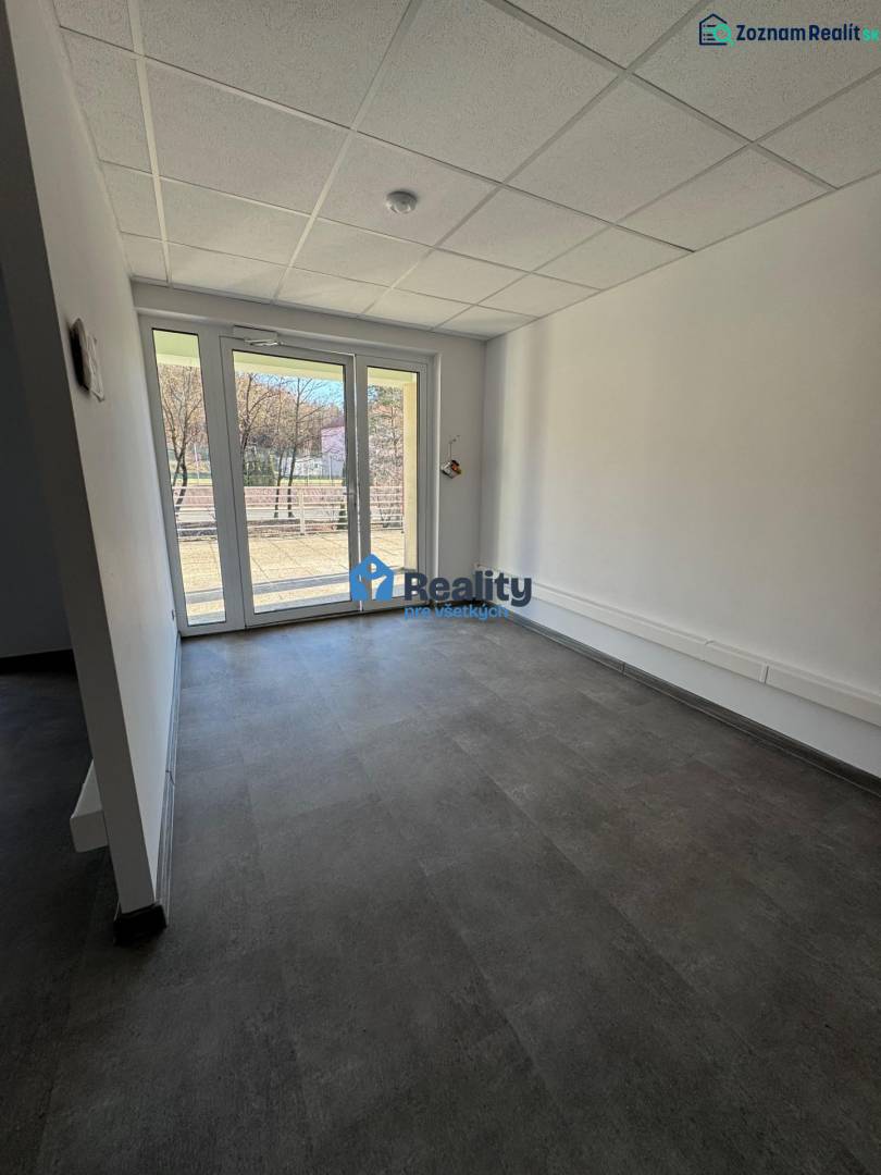 Prenájom obchod/kancelária NP nová kompletná rekonštrukcia, centrum PB - Priestranné obchodné priestory s veľkými oknami a výhľadom na vonkajšiu časť.