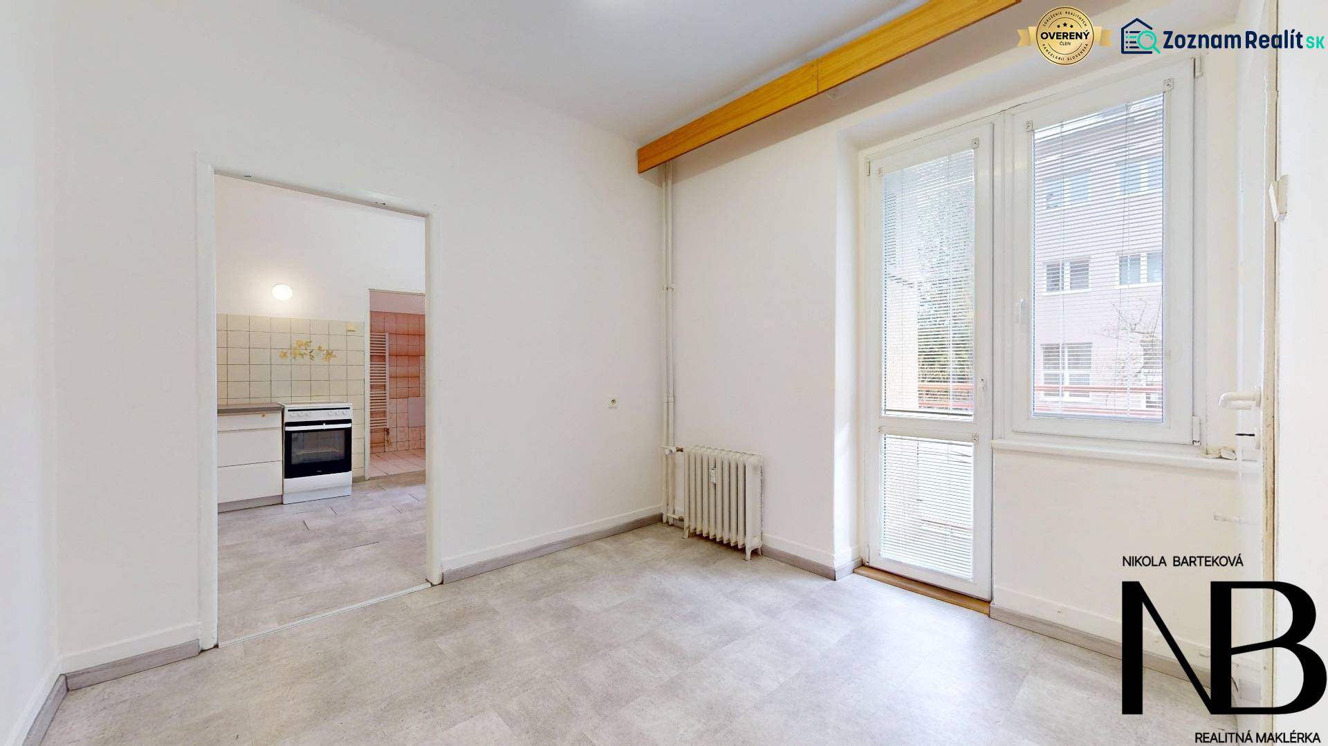 Na predaj 2,5 izbový byt v pôvodnom stave, 79 m2, Pod Sokolice, TN - Interiér 2-izbového bytu s podlahou s dreveným dekorom a prístupom na balkón.