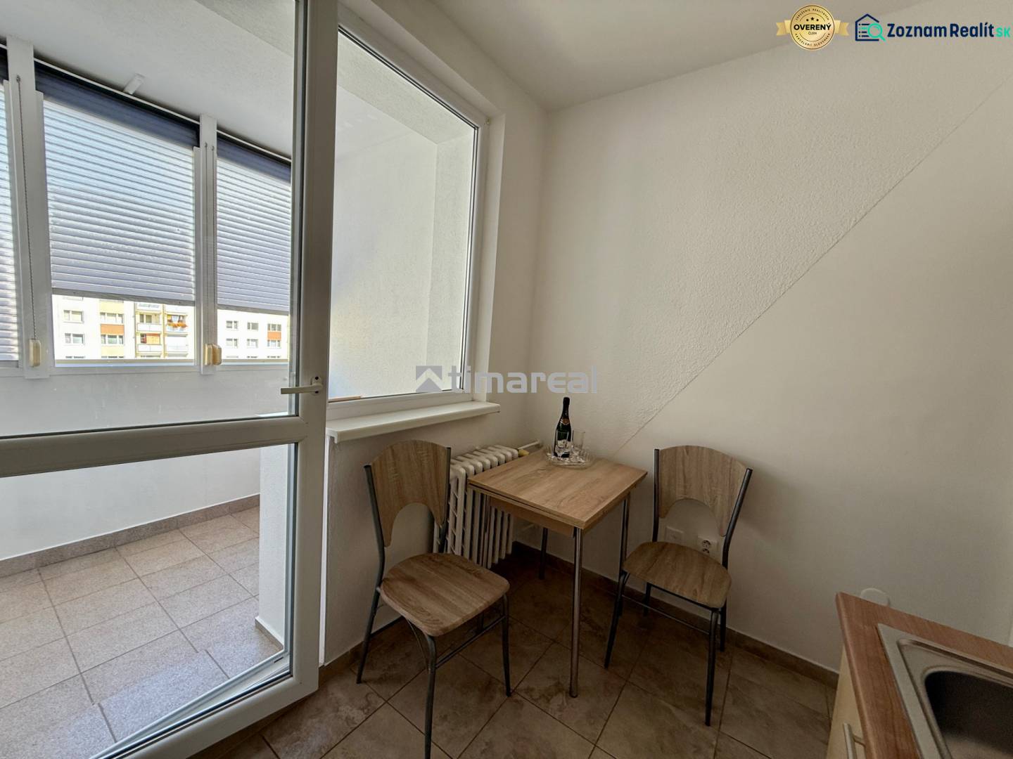 EXKLUZÍVNE - Pekný 1i byt po rekonštrukcii 38m2, loggia, Na hlinách - Jedálenský kút v 1-izbovom byte s výhľadom na lodžiu s dlažbou.