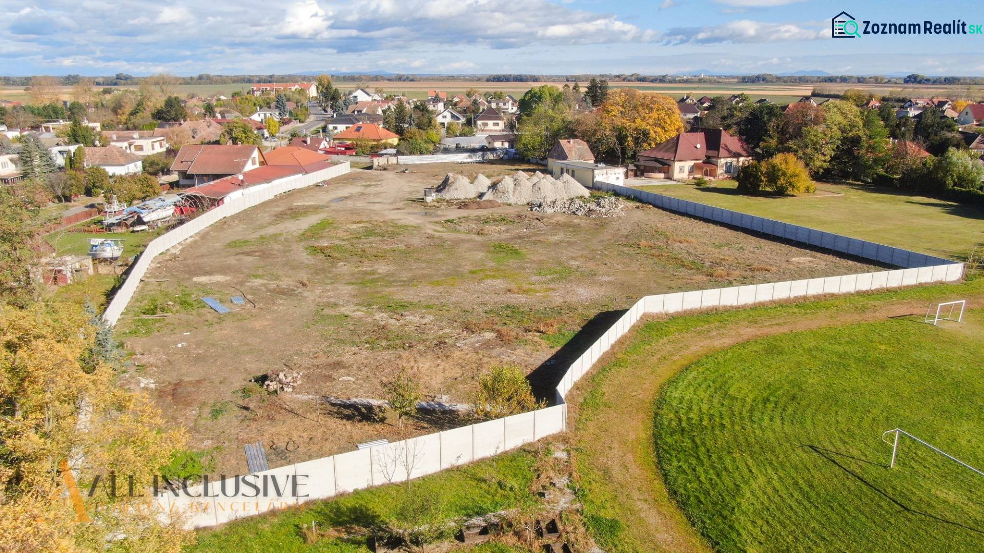 NA PREDAJ STAVEBNÉ POZEMKY, VEĽKÉ ÚĽANY –BELLINDA PARK - Pozemok na Bellinda Park, Veľké Úľany, obkolesený plotom. Pozemky - bývanie.