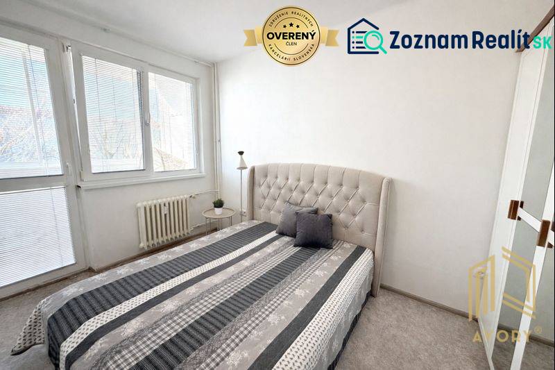  NA PREDAJ 2 -IZB BYT s LOGGIOU, KALINČIAKOVA UL. SENICA - Spálňa v 2-izbovom byte so svetlou posteľou a pruhovanou prikrývkou.