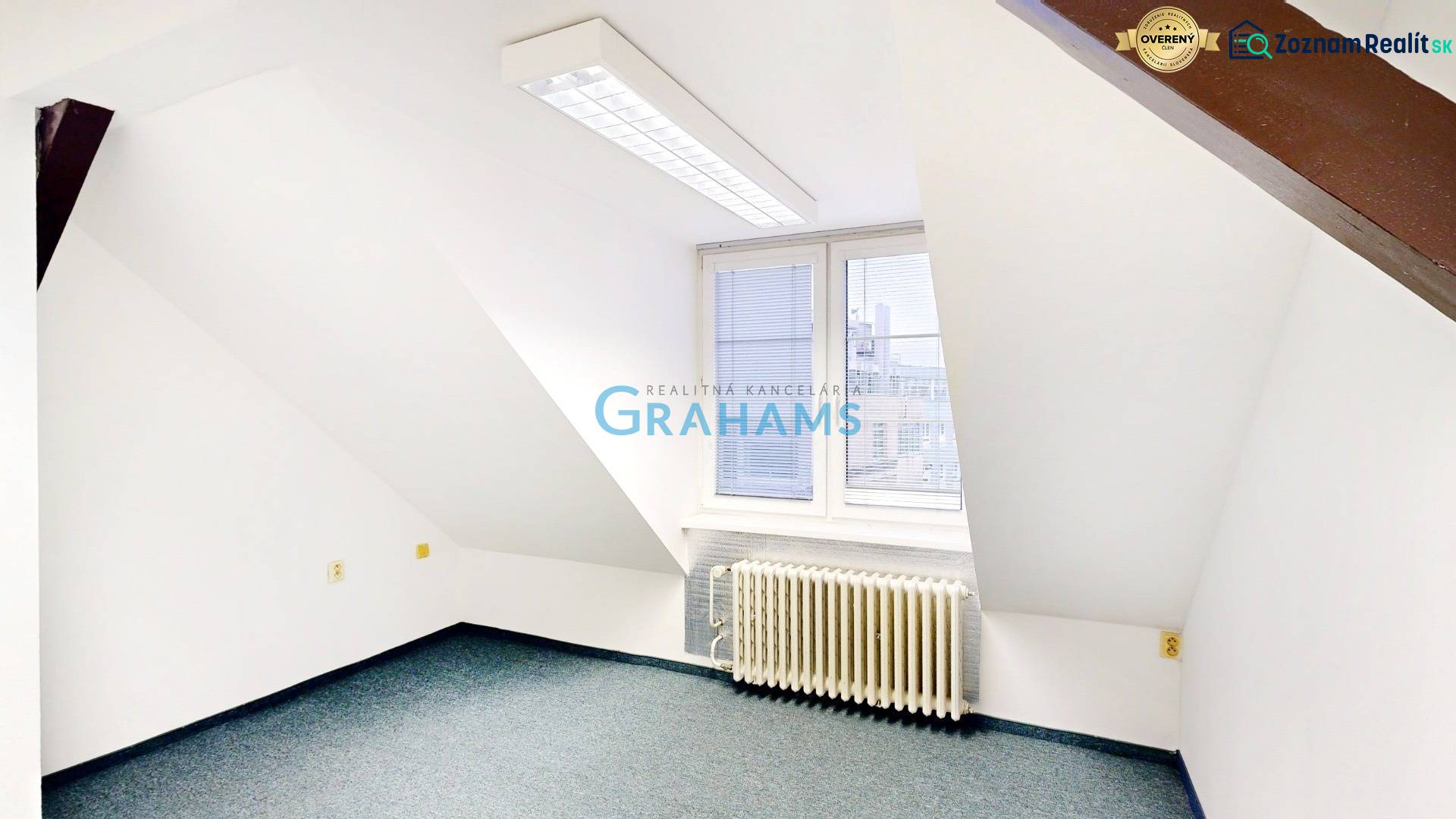 3D, kancelárske priestory od 16 m2, Grösslingova ul., Staré Mesto - Svetlá kancelária s tmavým kobercom a šikmými stenami.