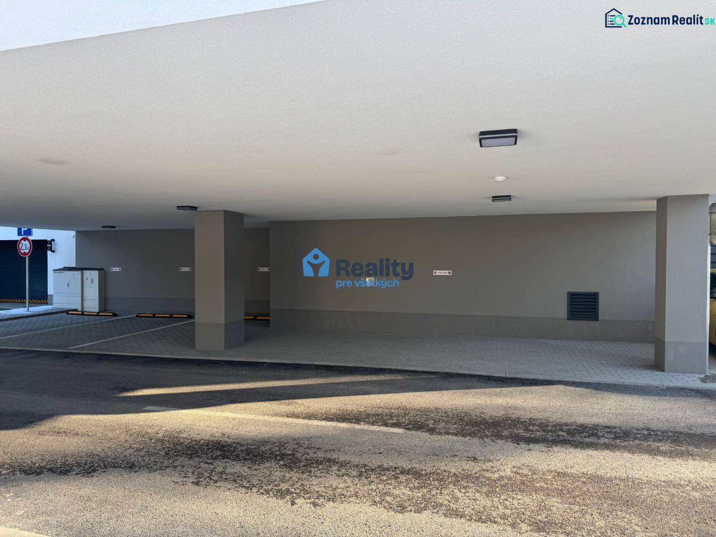 Nájom parkovacie miesto-kryté, centrum PB - Parkovacie miesta v garážach v Považskej Bystrici, poskytujú kryté útočisko pre vozidlá.