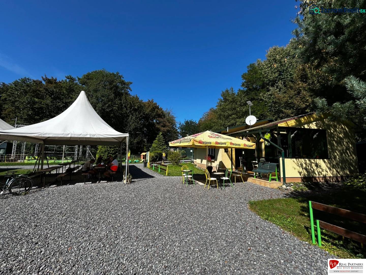 Zabehnutý multifunkčný rekreačný areál (kemp) Kuchyňa na predaj - Rekreačné pozemky v Kuchyni s terasou, stanom na posedenie a zeleným okolím.