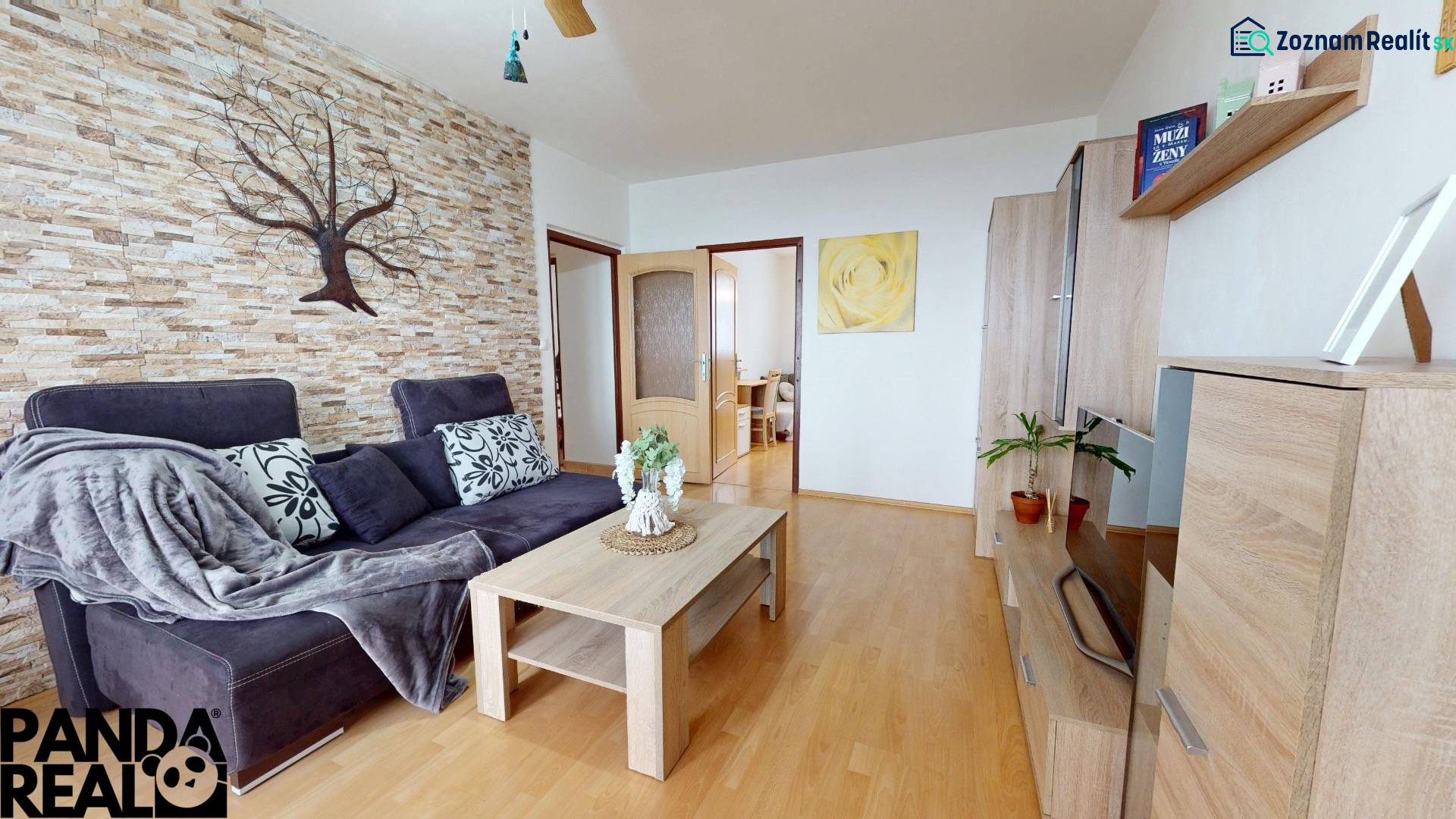 REZERVOVANÉ/ 3- izbový byt blízko centra mesta, Vrbové - Obývacia izba v 3-izbovom byte s podlahou s dreveným dekorom a dekoratívnou stenou.