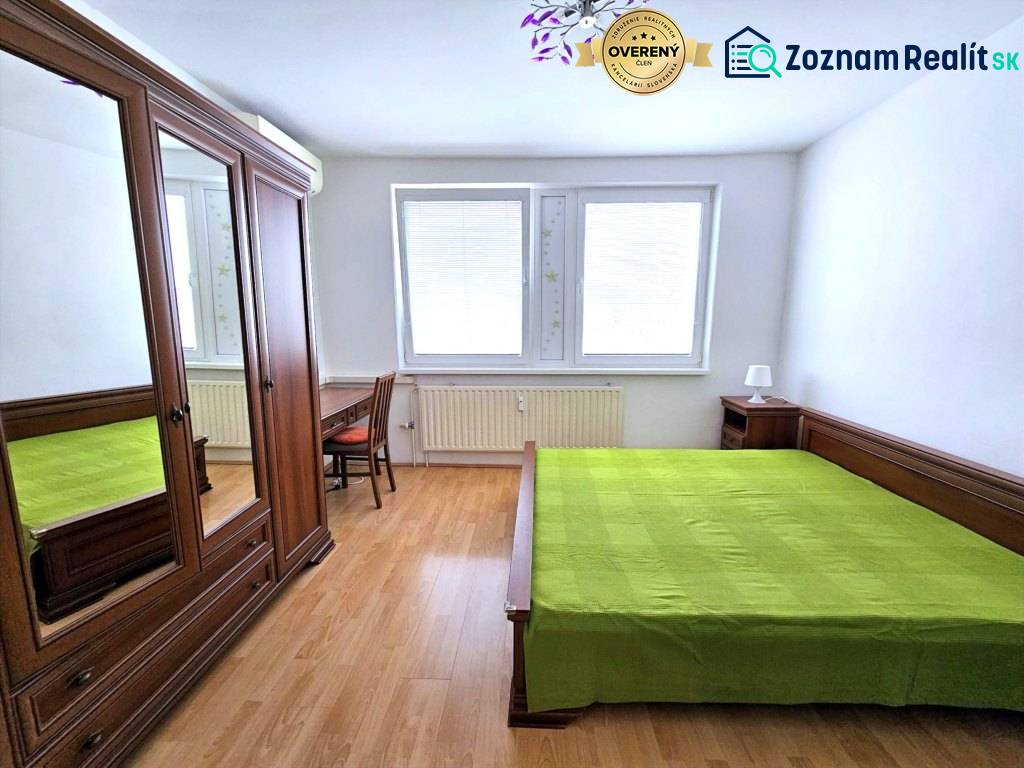 Útulný byt s loggiou a klimatizáciou, Rovniankova.Províziu neplatíte - Spálňa v 3-izbovom byte, drevený nábytok, zelená posteľná bielizeň, podlaha s dreveným dekorom.