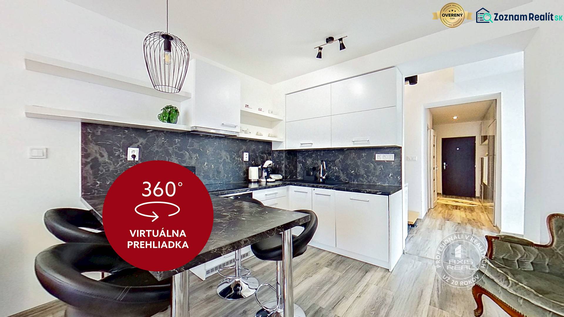 Mezonetový 3-izb. byt, Stará Ľubovňa, Popradská ulica - Kuchyňa v 3-izbovom byte s mramorovou pracovnou doskou a podlahou s dreveným dekorom.