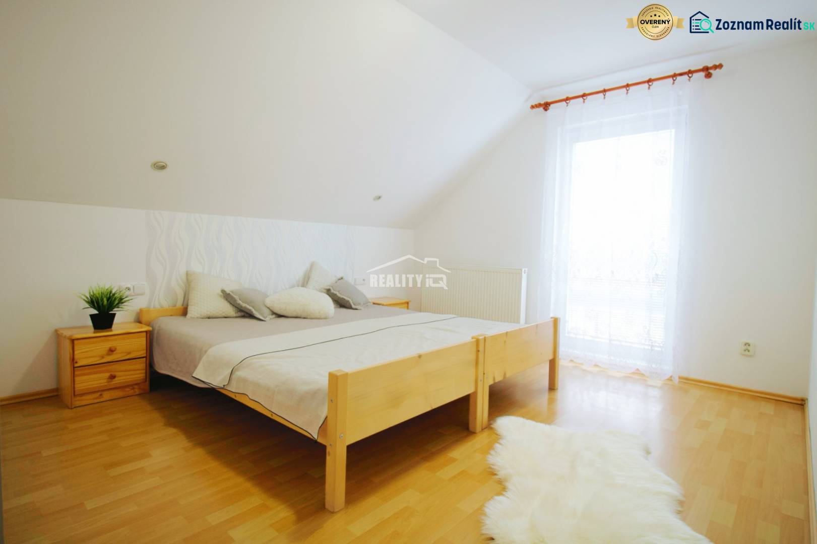 EXKLUZÍVNE / RODINNÝ DOM NA PREDAJ V OBCI SÚĽOV - Spálňa s dreveným dekorom, pribalenými vankúšmi a veľkým oknom v rodinnom dome.