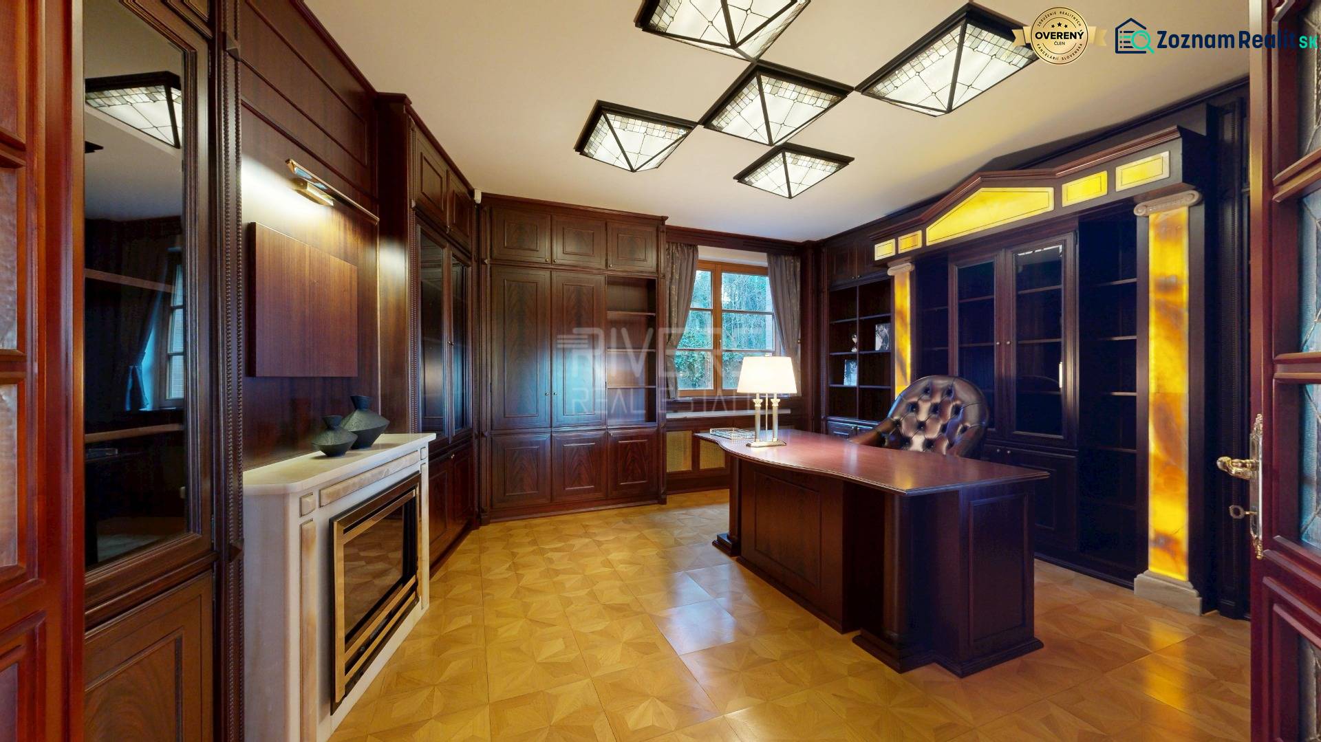 Veľkometrážny byt na Slavíne s výhľadom na mesto - Luxusná kancelária s drevenými panelmi, krbom a osvetlením, vhodná do 5 a viac izbového bytu.