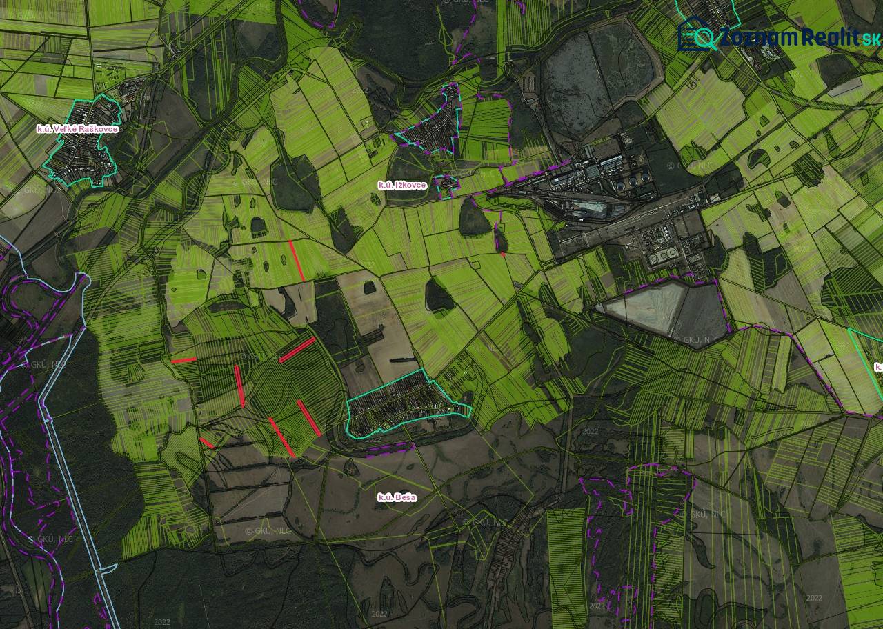Beša – 4.571 m2 POĽNOHOSPODÁRKA PÔDA a LESY - Letecký pohľad na poľnohospodárske a lesné pozemky v oblasti Beše so zdôraznenými územiami.