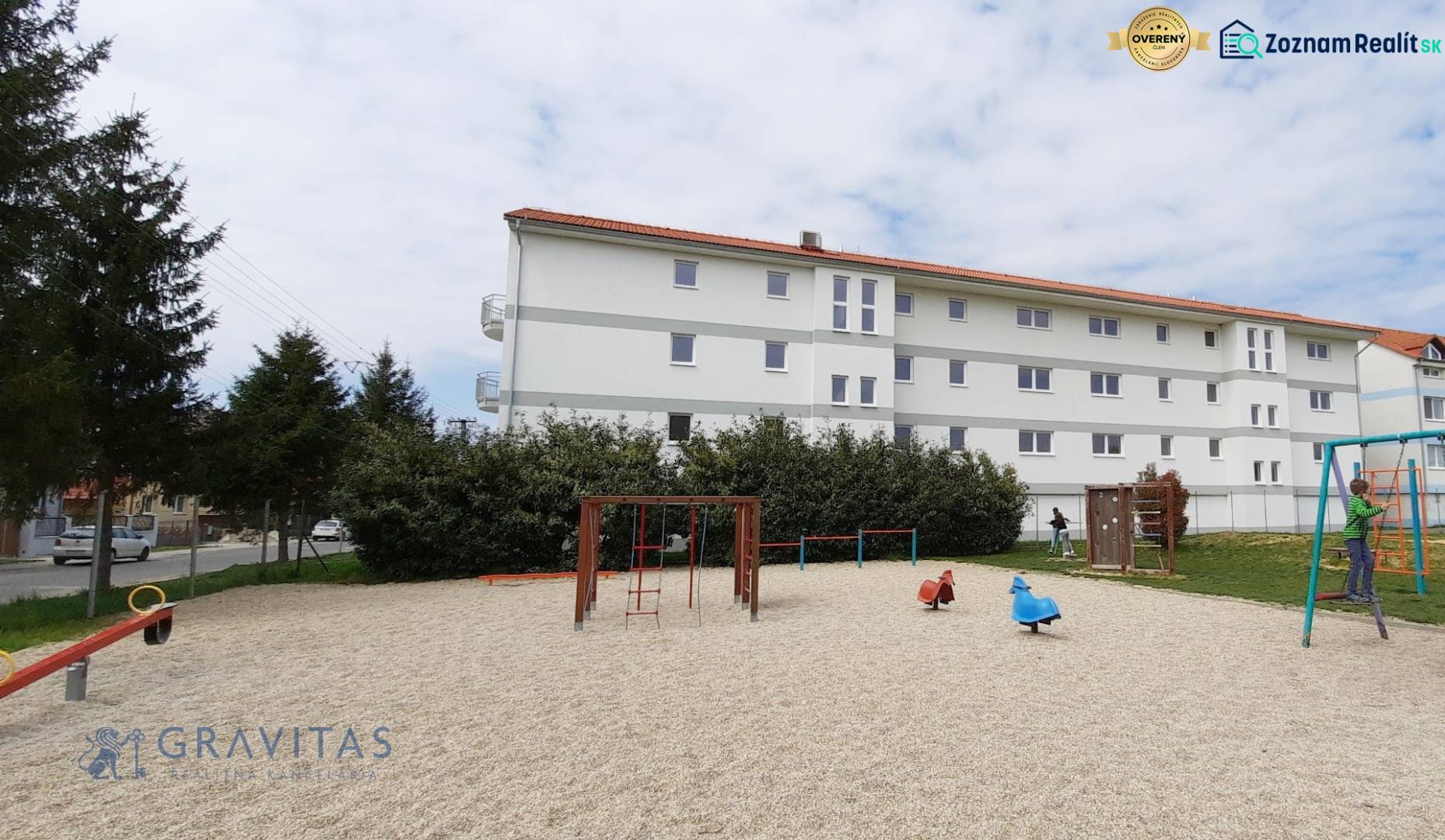REZERVOVANÉ! Na predaj 2 izb. byt blízko centra, Chorvátsky Grob - Detské ihrisko pri bytovom dome na Školskej ulici v Chorvátskom Grobe.