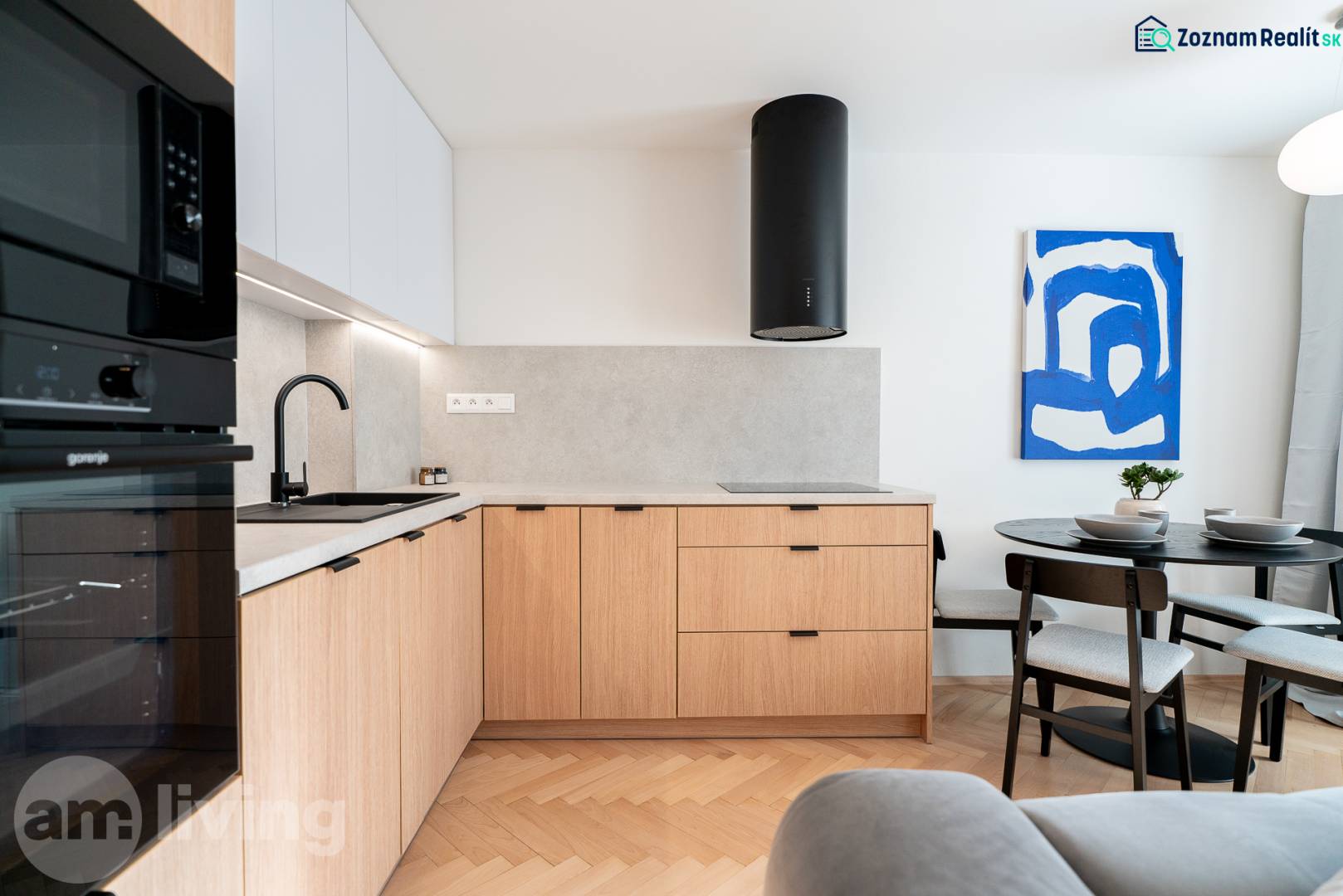 3i BYT V TOP LOKALITE – Trenčín, Sihoť - NA PRENÁJOM - Kuchyňa s podlahou s dreveným dekorom, drevenými skrinkami a jedálenským stolom v 3-izbovom byte.