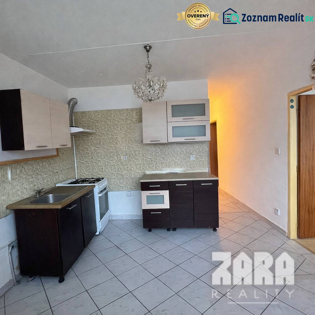 LUDMANSKÁ - 3 izbový byt, 65 m2 + loggia. KÚPOU VOĽNÝ. ČR. - Kuchyňa v 3-izbovom byte s plynovým sporákom a svetlými obkladačkami.