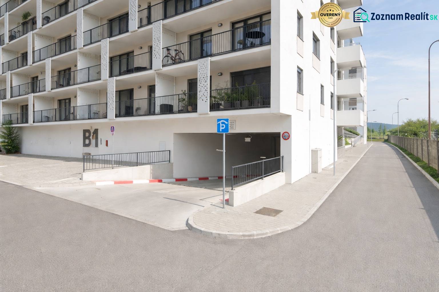 PRENÁJOM parkovacieho miesta v garáži, E.Wenzla - RENDEZ - Bytová budova s parkovacím vjazdom v Bratislave-Rači na ulici Eduarda Wenzla.