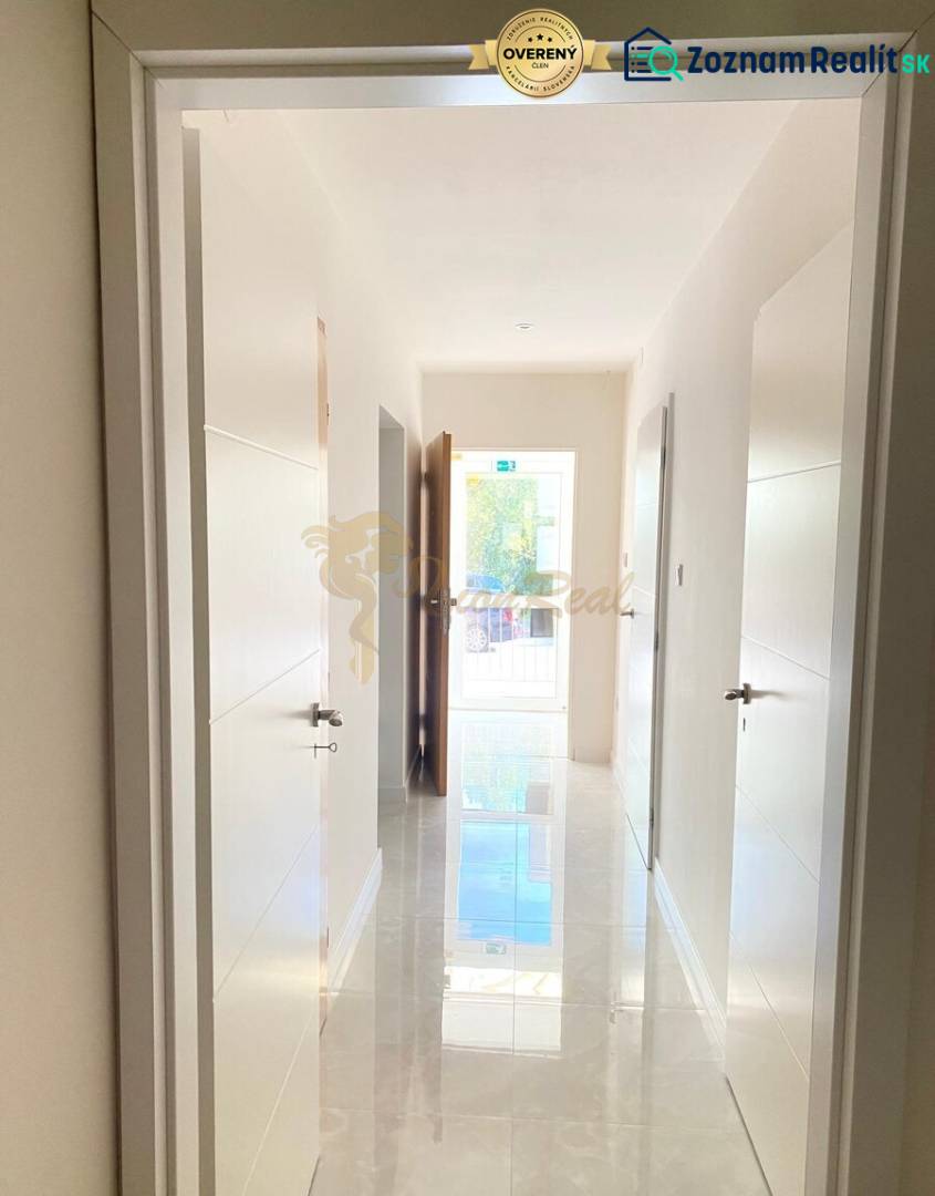 4-izb. byt, Cabanova ul., Dúbravka so samostatným vstupom - Pohľad na svetlú chodbu vo 4-izbovom byte na ulici Cabanova.