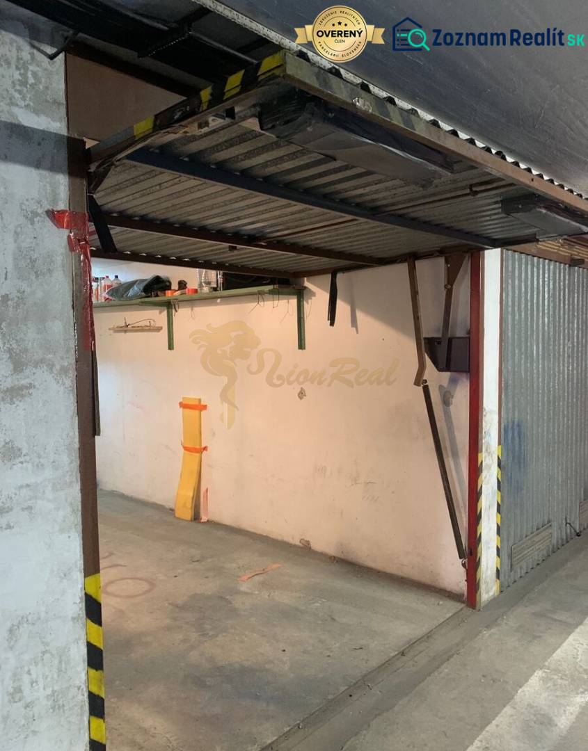 Garáž na začiatku Petržalky - Otvorená garáž na Medveďovej ulici v Petržalke, Bratislava, s betónovou podlahou a skladovacím priestorom.