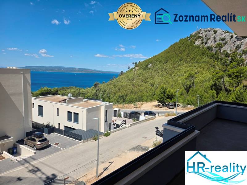 Chorvátsko, Makarska - veľký apartmán v novostavbe s výťahom - Výhľad z rekreačného apartmánu v Makarskej na more a zelené kopce.