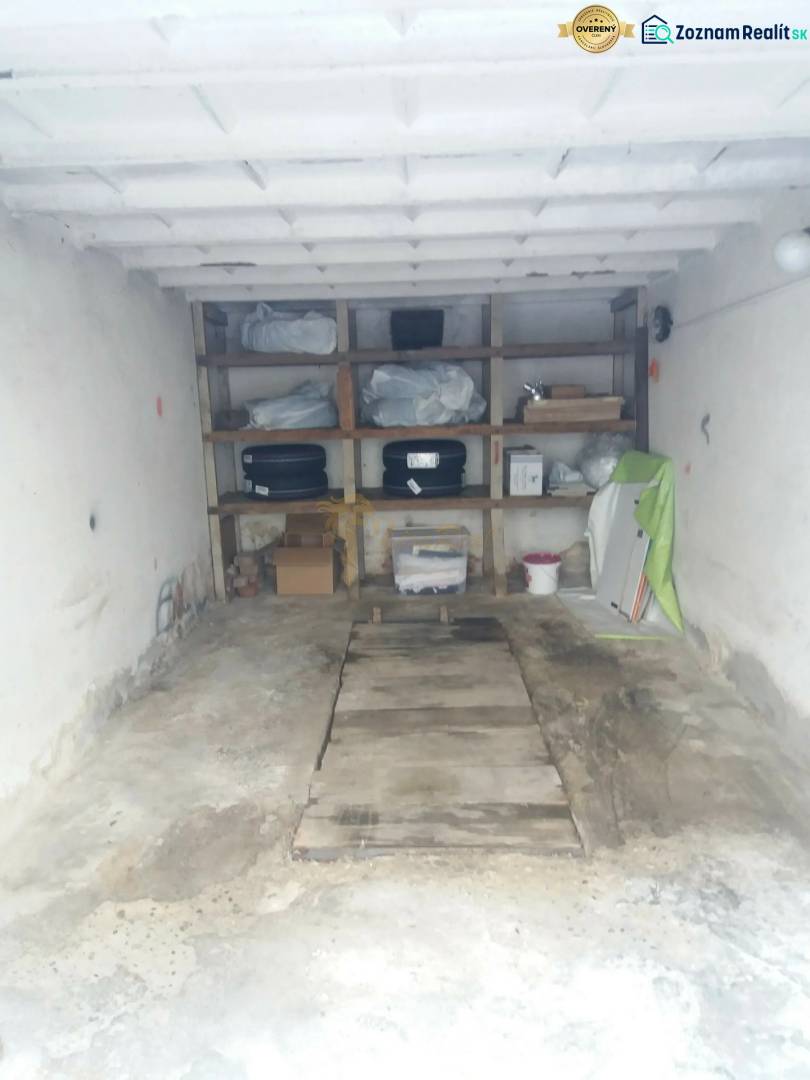 Garáž na ul. Jelačičova, Ružinov - Nivy - Úložný priestor v garáži s regálmi plnými rôznych predmetov a nástrojov.