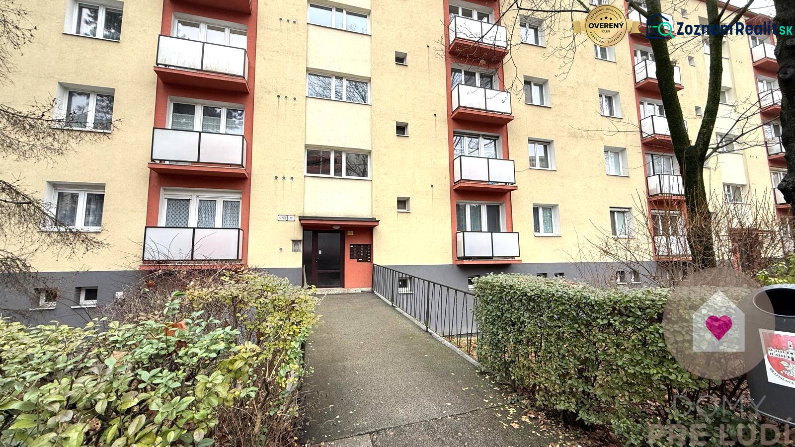 Priestranný 3 izbový byt s dvomi balkónmi, BA III. Kramáre, Stromová - Bytový dom na Stromovej ulici v Bratislave - Vinohrady s balkónmi a zeleňou.