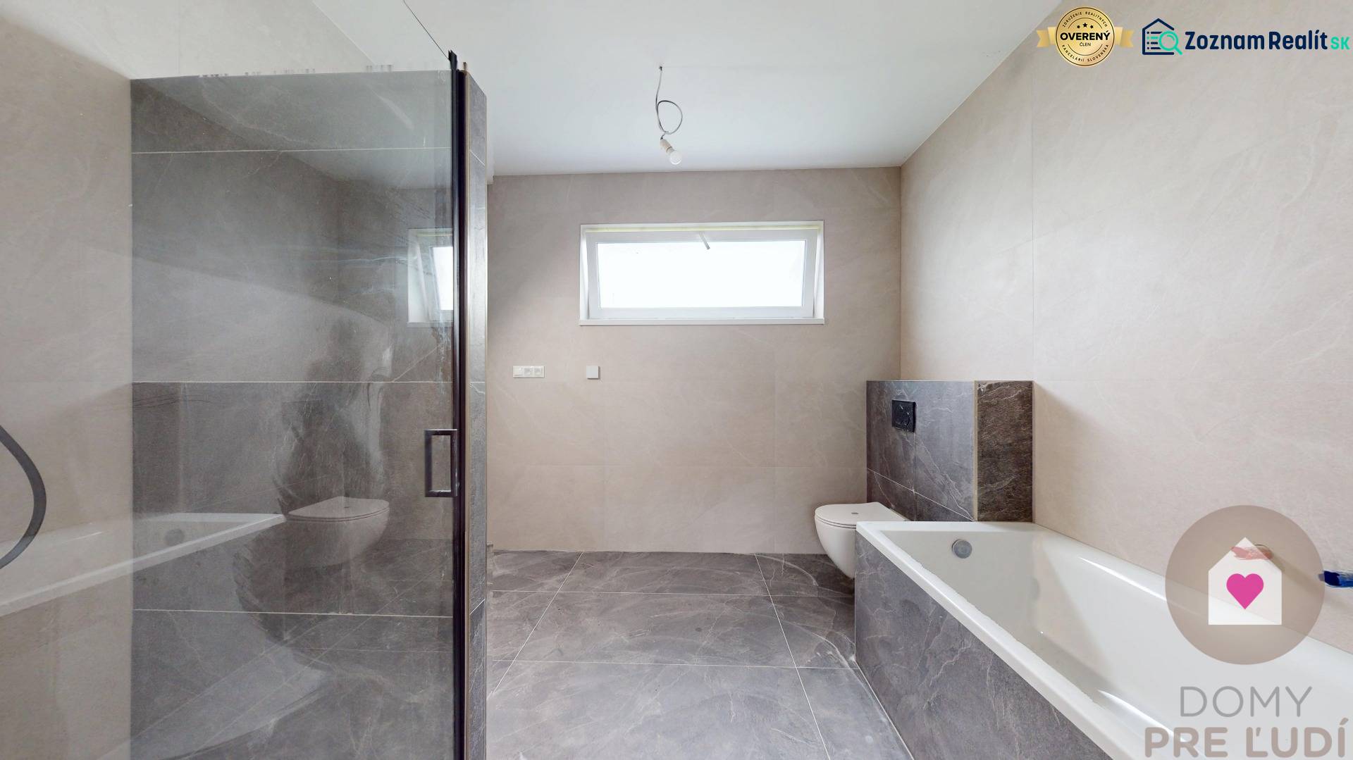 Krásny priestranný 4 izb. RD bungalov 114,25 m2 pozemok 536 m2, Senec - Kúpeľňa v rodinnom dome s vaňou, sprchovým kútom a sivými obkladačkami.