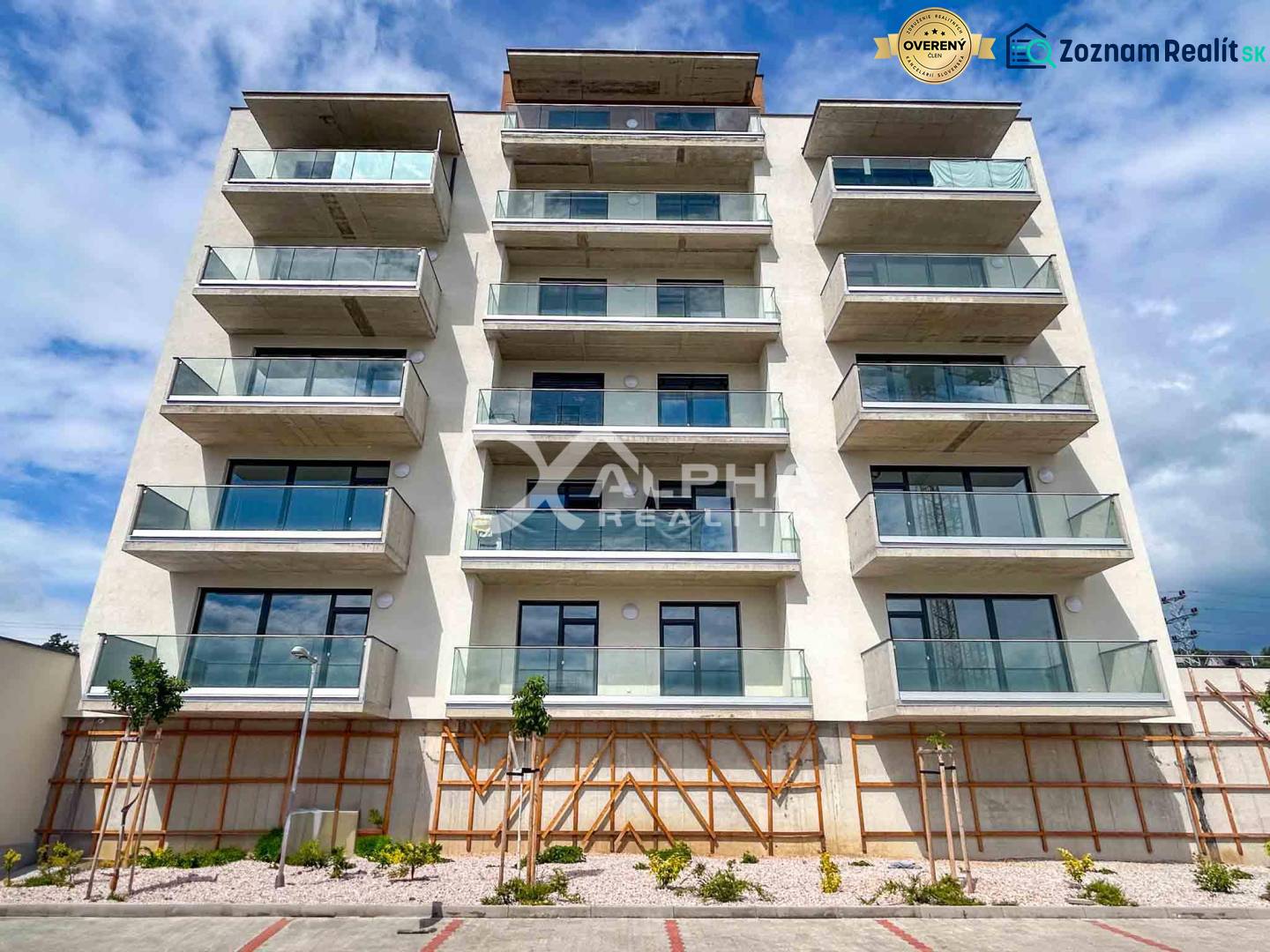 3i byty s balkónom, terasou, garážovým státím, Zelené údolie, Sp. Nová - Bytový dom v Spišskej Novej Vsi s priestrannými balkónmi a modernou fasádou.