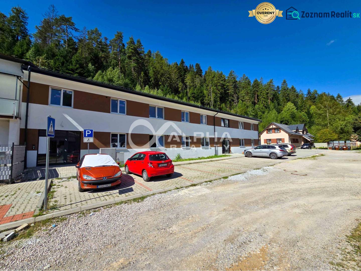 EXKLUZÍVNE 3i byt 128,53m2 s terasou, parkovaním, Nov. Huta - Exteriér obytného domu na Novoveskej Hute v Spišskej Novej Vsi s parkoviskom pre 3-izbové byty.