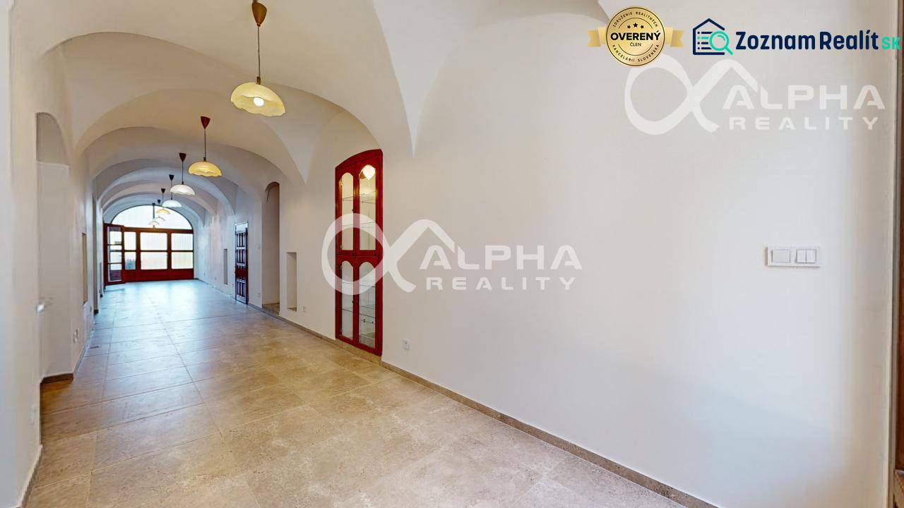 Prenájom obchodný, kancelársky priestor, centrum, Sp. N. Ves - Obchodné priestory s klenutými stropmi a svetelnými prvkami, podlaha s keramickou dlažbou.