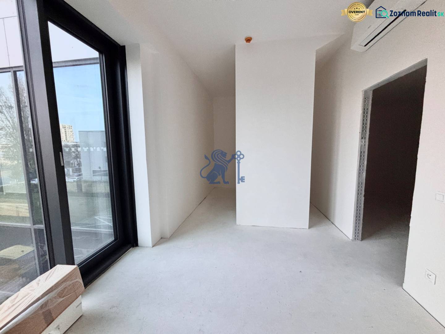 Na PREDAJ | 2 izb. ateliér | Prístavná ulica - Interiér 2-izbového bytu s veľkými oknami a podlahou s dreveným dekorom.