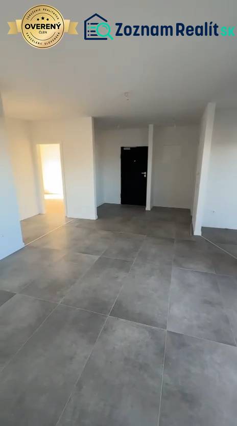 CHORVÁTSKO - Nové apartmány v pokojnej lokalite - SABUNIKE, Nin - Interiér 3-izbového bytu s veľkými dlaždicami a bielymi stenami.