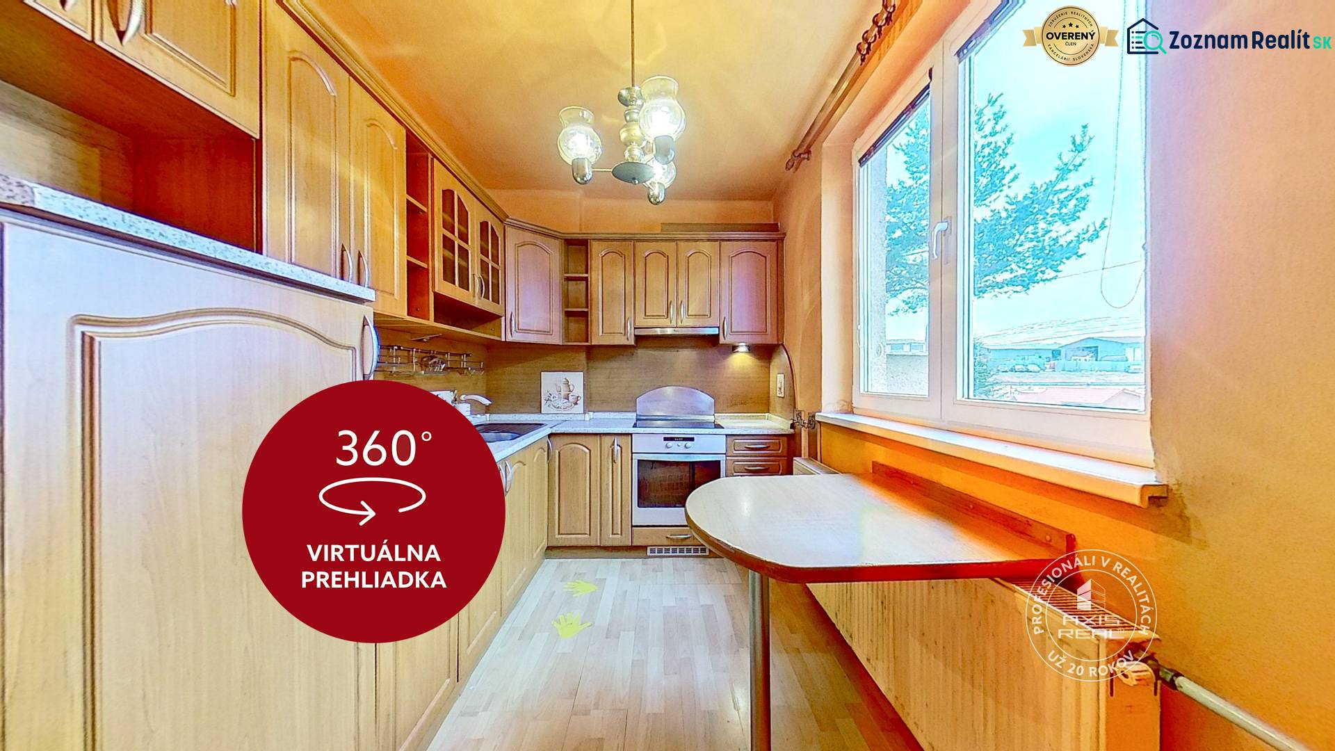 3-izbový byt S GARÁŽOU, Podolínec, ulica Družstevná - Kuchyňa v 3-izbovom byte s dreveným dekorom a výhľadom z okna.