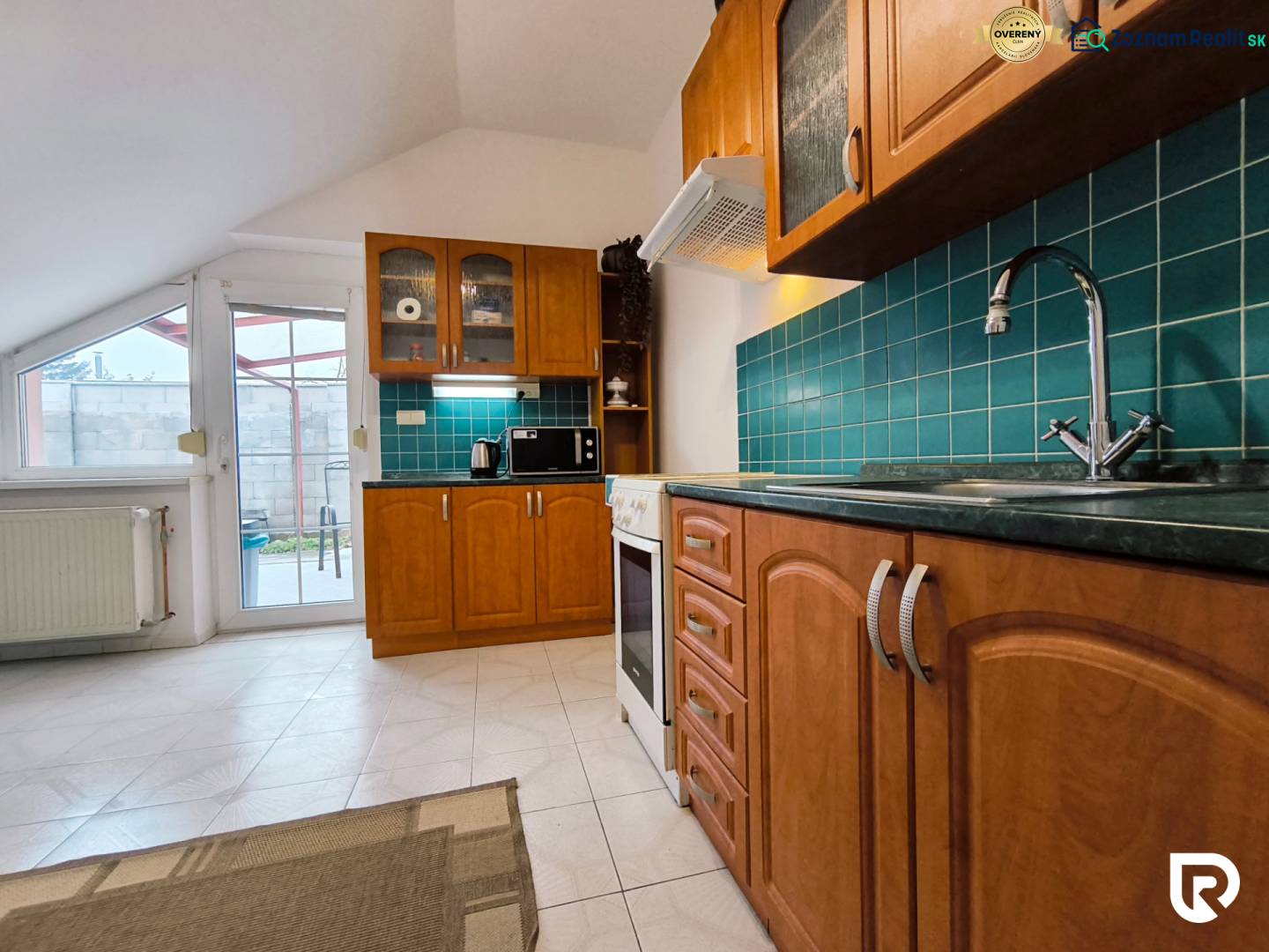 | 2i byt v rodinnom dome | 65 m | Bratislavská | Záhorská B. - Kuchyňa s drevenými skrinkami a zeleným obkladom v rodinnom dome.