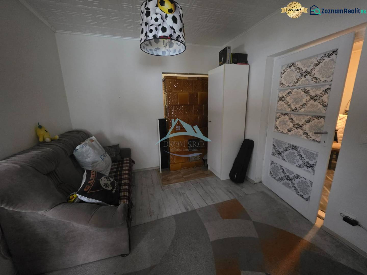 Útulný rodinný dom v tichej obci Hont, Maďarsko - Obývacia izba v rodinnom dome s pohodlnou sedačkou a dekoratívnym osvetlením.