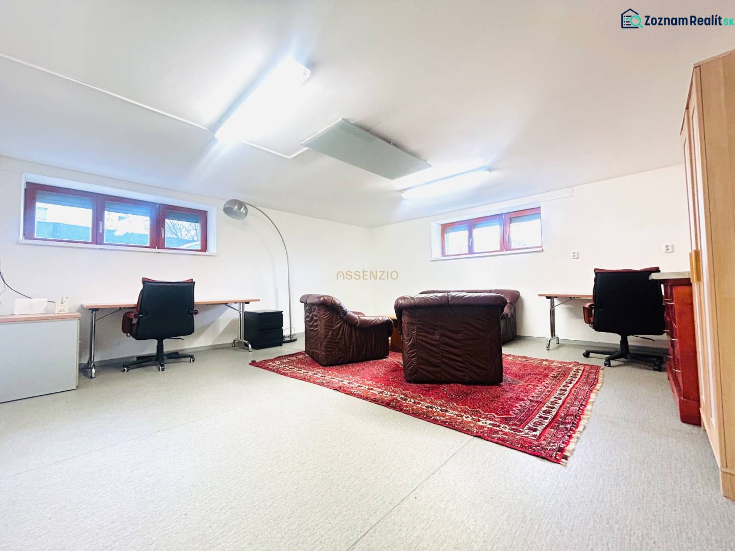 PRENÁJOM- KANCELÁRSKÝ PRIESTOR -120m2- KOMÁROVSKÁ - Domáca kancelária s kobercovým dekorom a koženými kreslami v rodinnom dome.