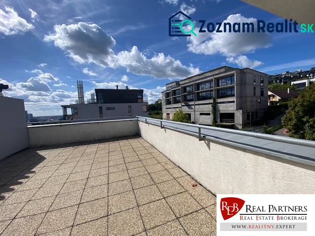 Prenájom 2 izbový 78 m2 + 30 m2 terasa,novostavba Koliba,zariadený - Veľká terasa s výhľadom na moderné budovy v Bratislave - Novom Meste, Na Zlatej nohe.