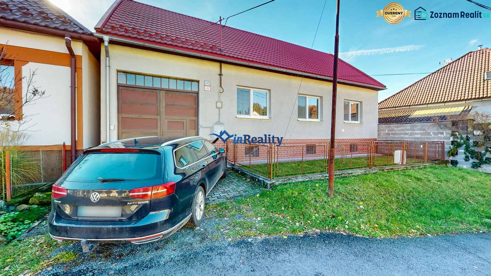 Rodinný dom Zvolen - Lieskovec - Rodinný dom v Lieskovci s priestrannou garážou a autom na spevnenej ploche.