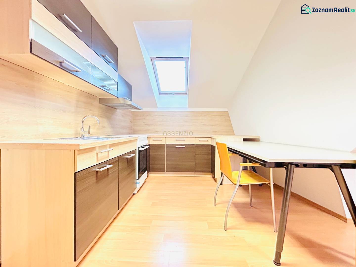 KANCELÁRSKE PRIESTORY- 120m2- KOMÁROVSKÁ - Kancelárie s kuchyňou a jedálenským stolom, svetlá podlaha s dreveným dekorom.