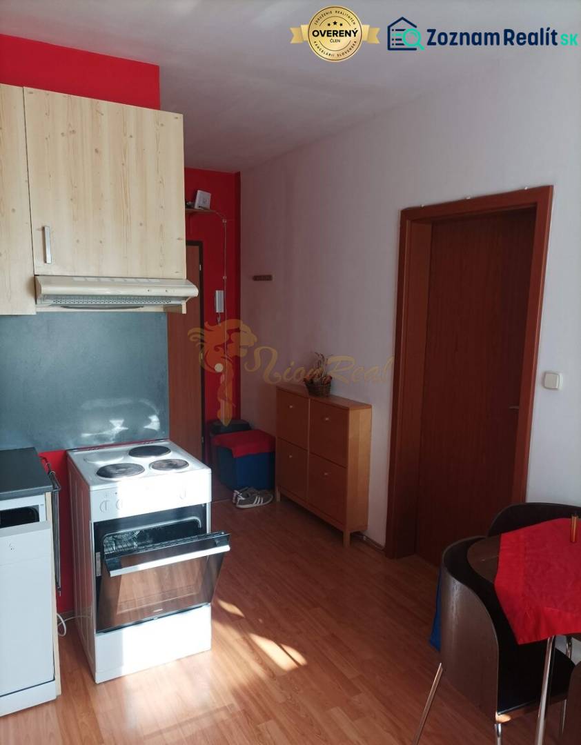 1-izb. byt, Pezinok - Sever, ul. Suvorovova - Kuchyňa v 1-izbovom byte s podlahou s dreveným dekorom.