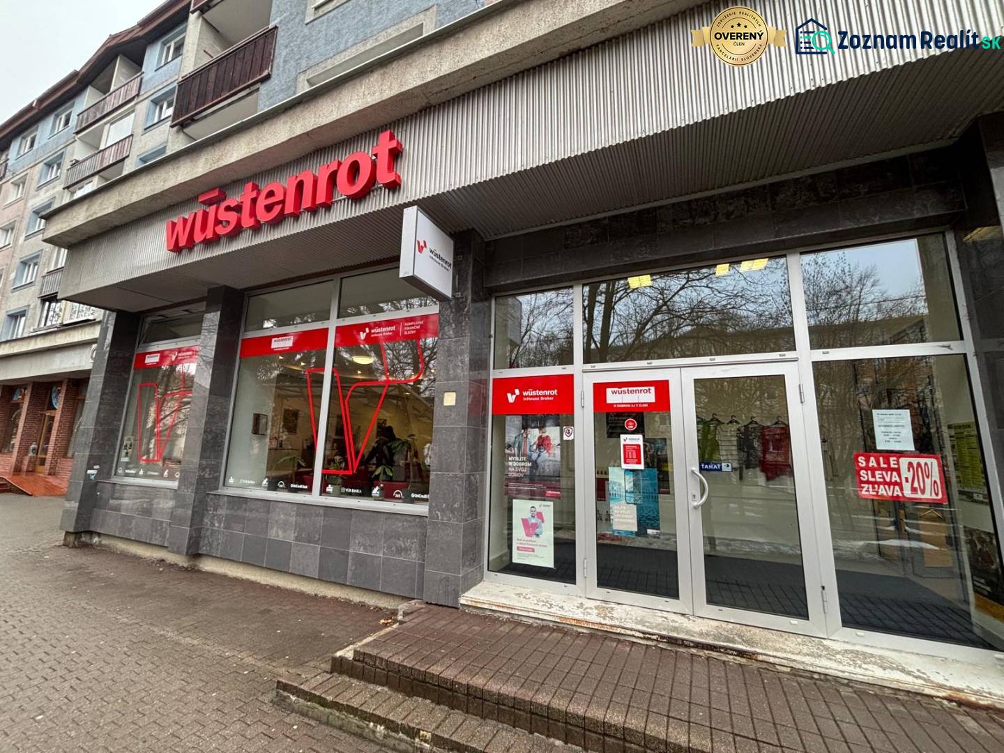 Exkluzívne - Obchodný priestor na prenájom v centre mesta Poprad - Obchodné priestory v Poprade s nápisom 