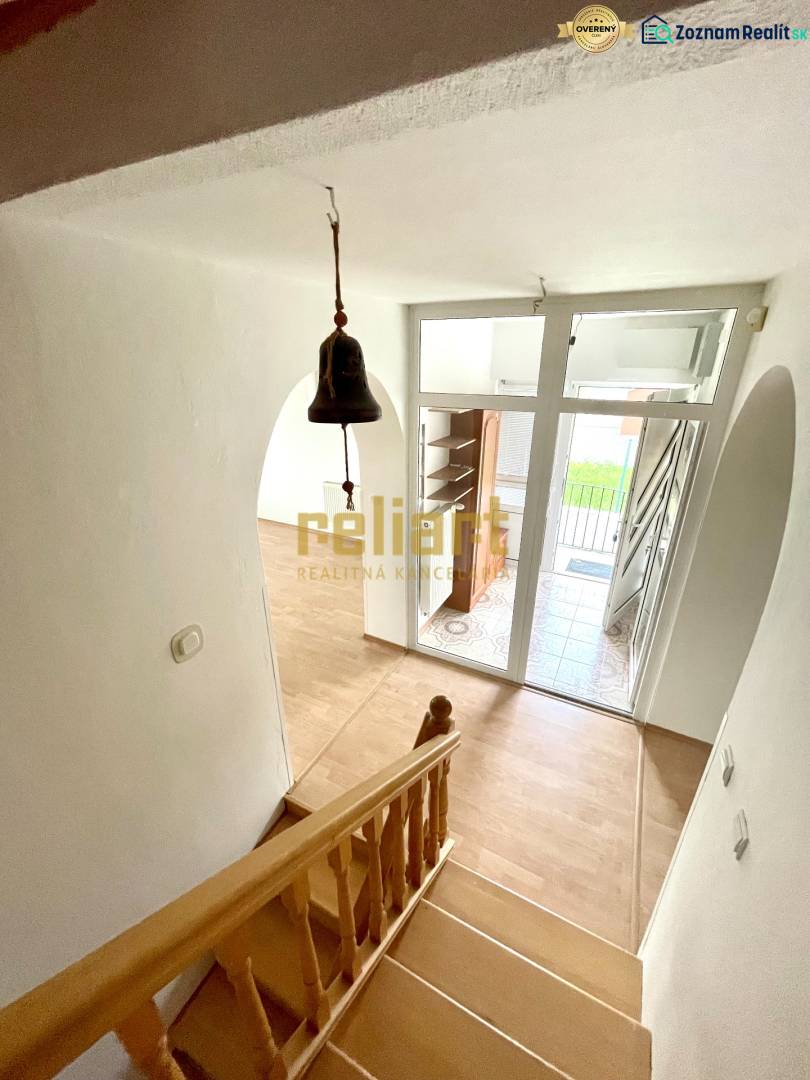 Záhorská Bystrica: Predaj domu kombinácia bývanie/podnikanie - Schodisko s podlahou s dreveným dekorom, vstupné dvere a zvonček v rodinnom dome.