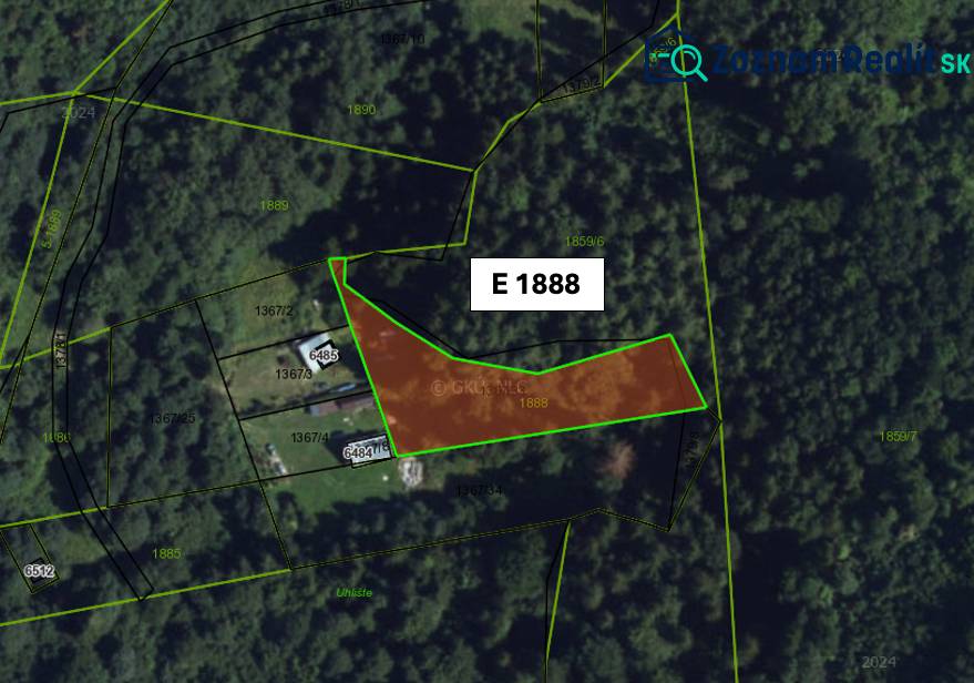 Malachov – 1.140 m2 POZEMKY v pozemkových úpravách - Letecký pohľad na poľnohospodárske a lesné pozemky v Malachove, s vyznačeným pozemkom E 1888.