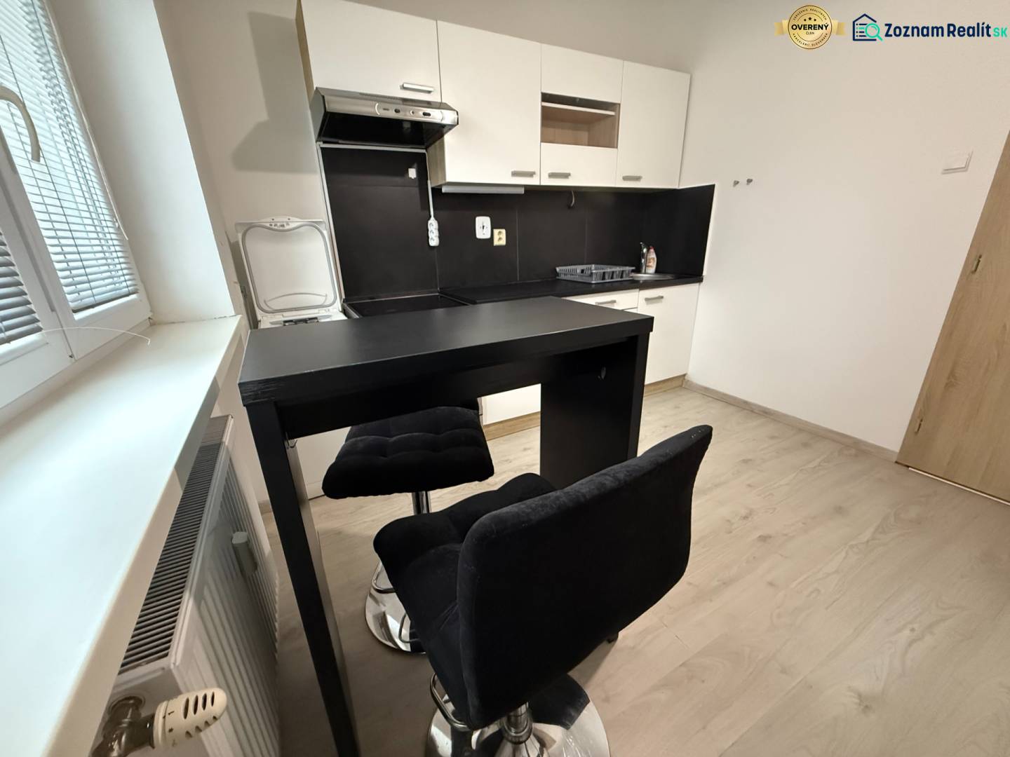 Ponúkame Vám do prenájmu 1 – izbový byt s balkónom v centre Martina - Kuchyňa so sedením a podlahou s dreveným dekorom v 1-izbovom byte.