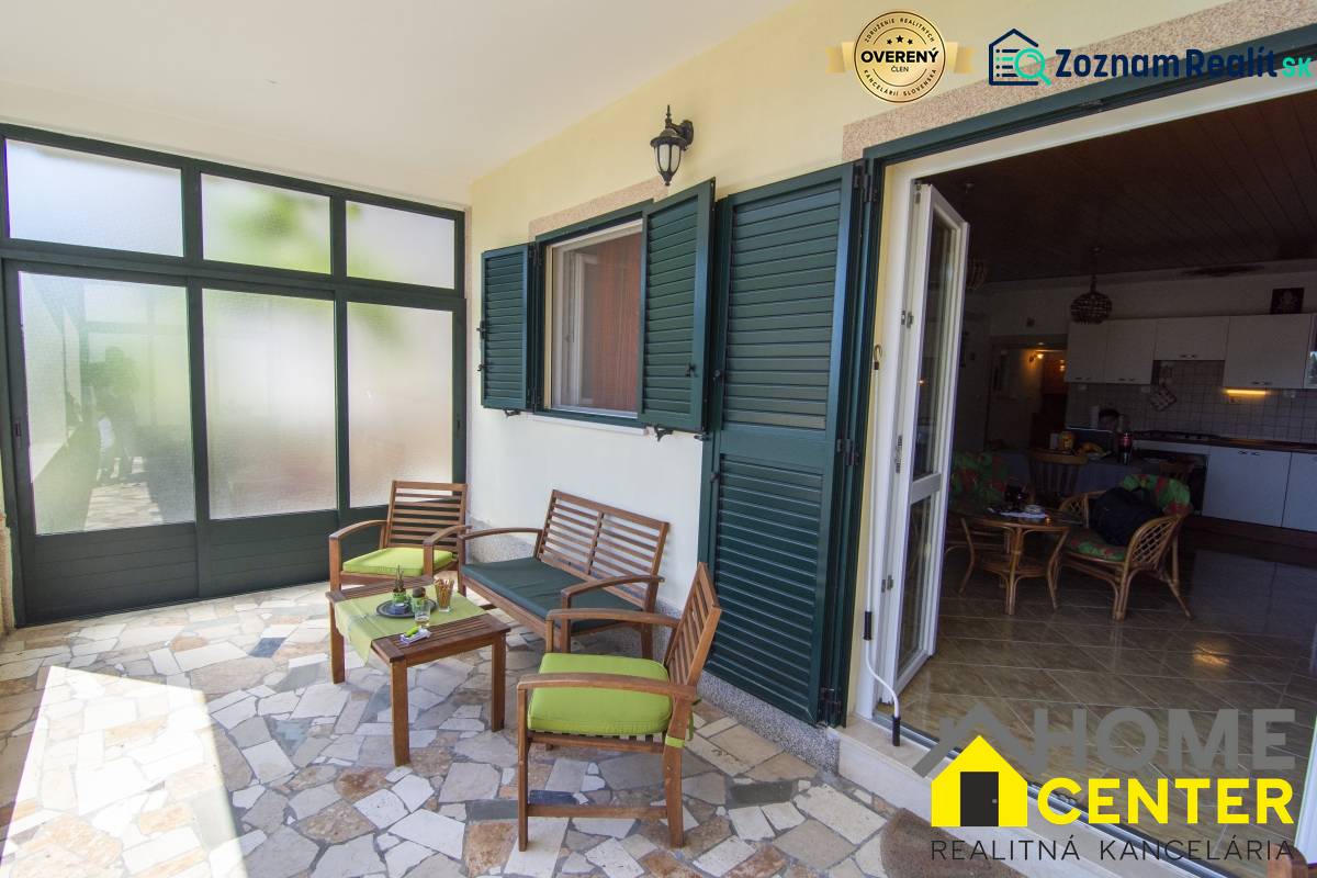 Na predaj krásny priestranný dom / 101 m²/ výhľadom na more  Čiovo - Terasa rekreačného apartmánu v Čiove s pohodlným sedením a výhľadom na interiér.