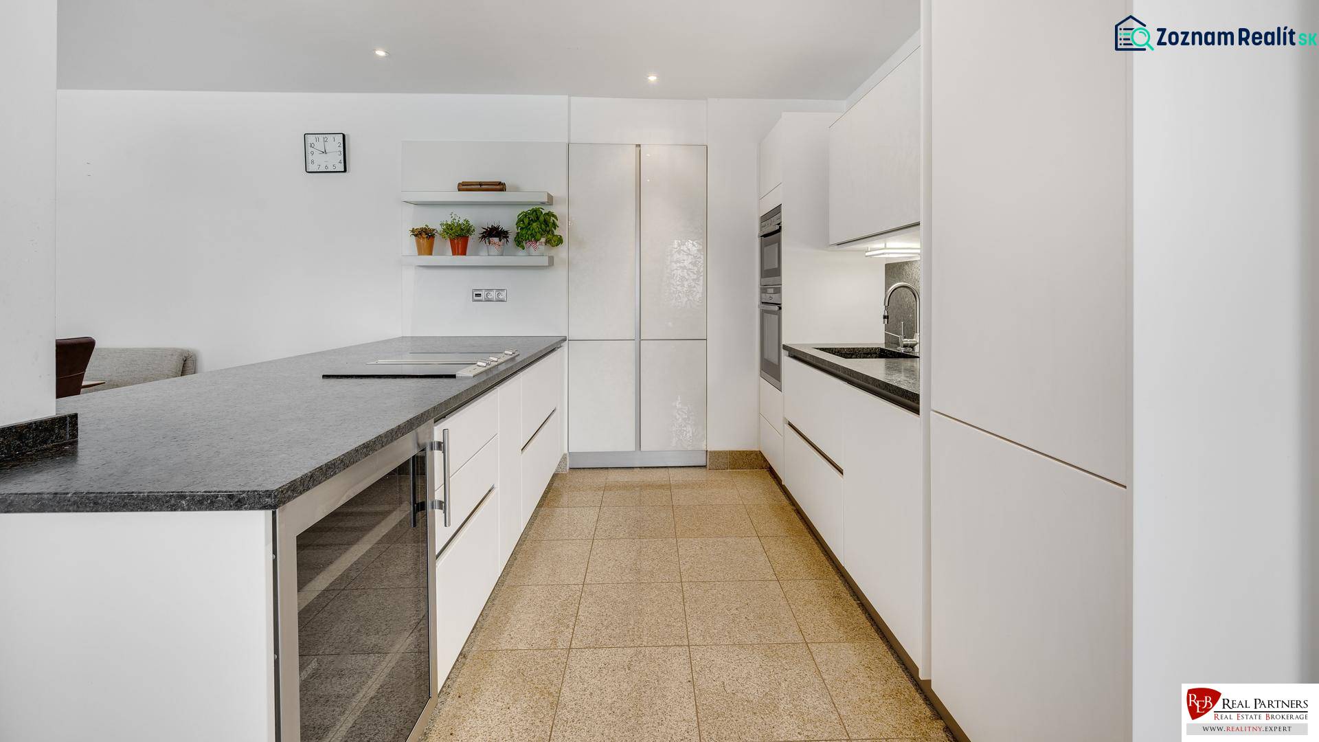 Novostavba 3 izbový byt, Palisády, 147 m2, výhľad, parkovanie, BA I - Kuchyňa s ostrovčekom a rastlinami na poličkách v 3-izbovom byte.