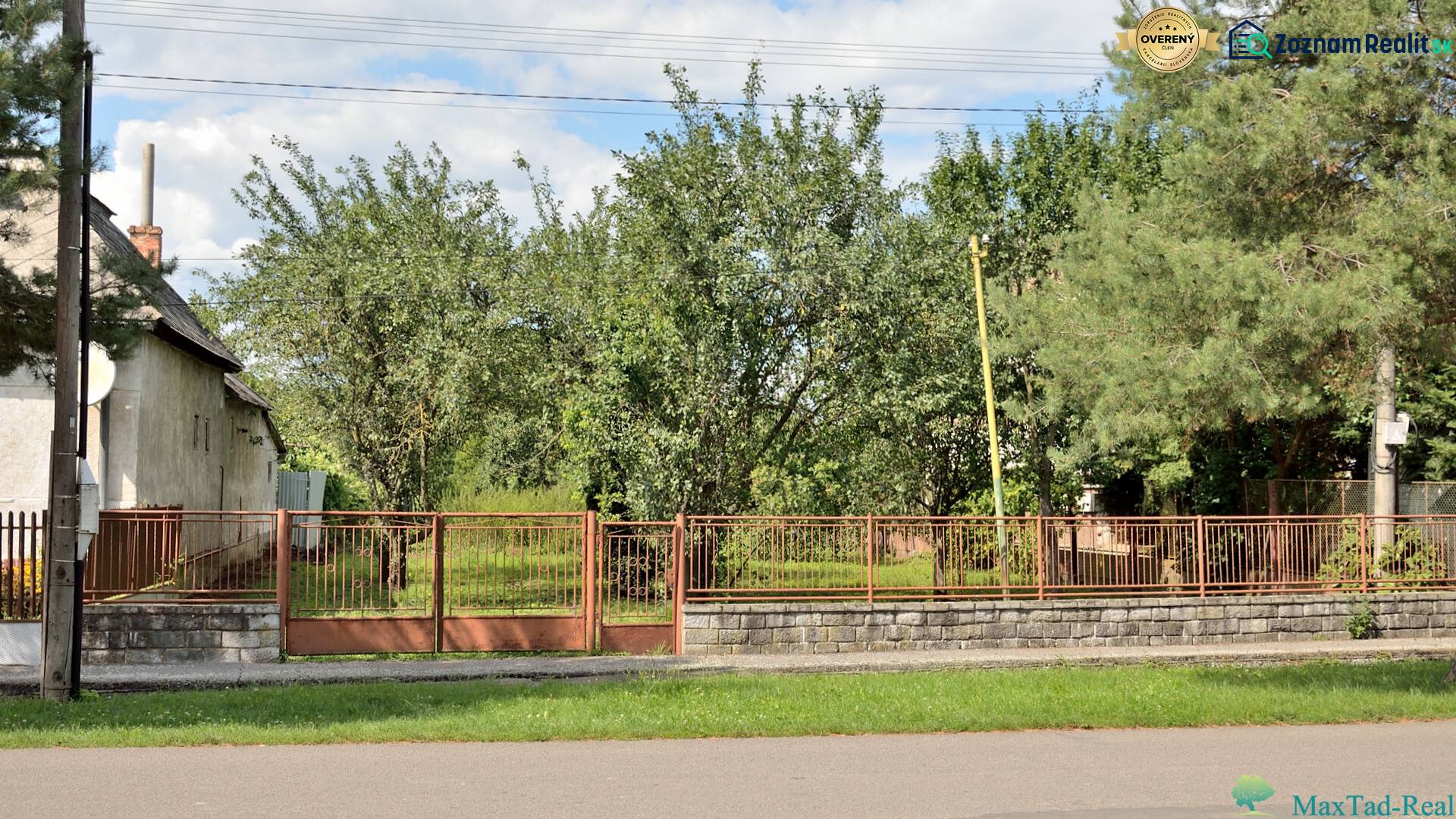 Pozemok v Lastomíre: veľkorysý priestor, pre široké možnosti, 1996 m2 - Rodinný dom obklopený stromami a trávou v Lastomíri, pozemky - bývanie.
